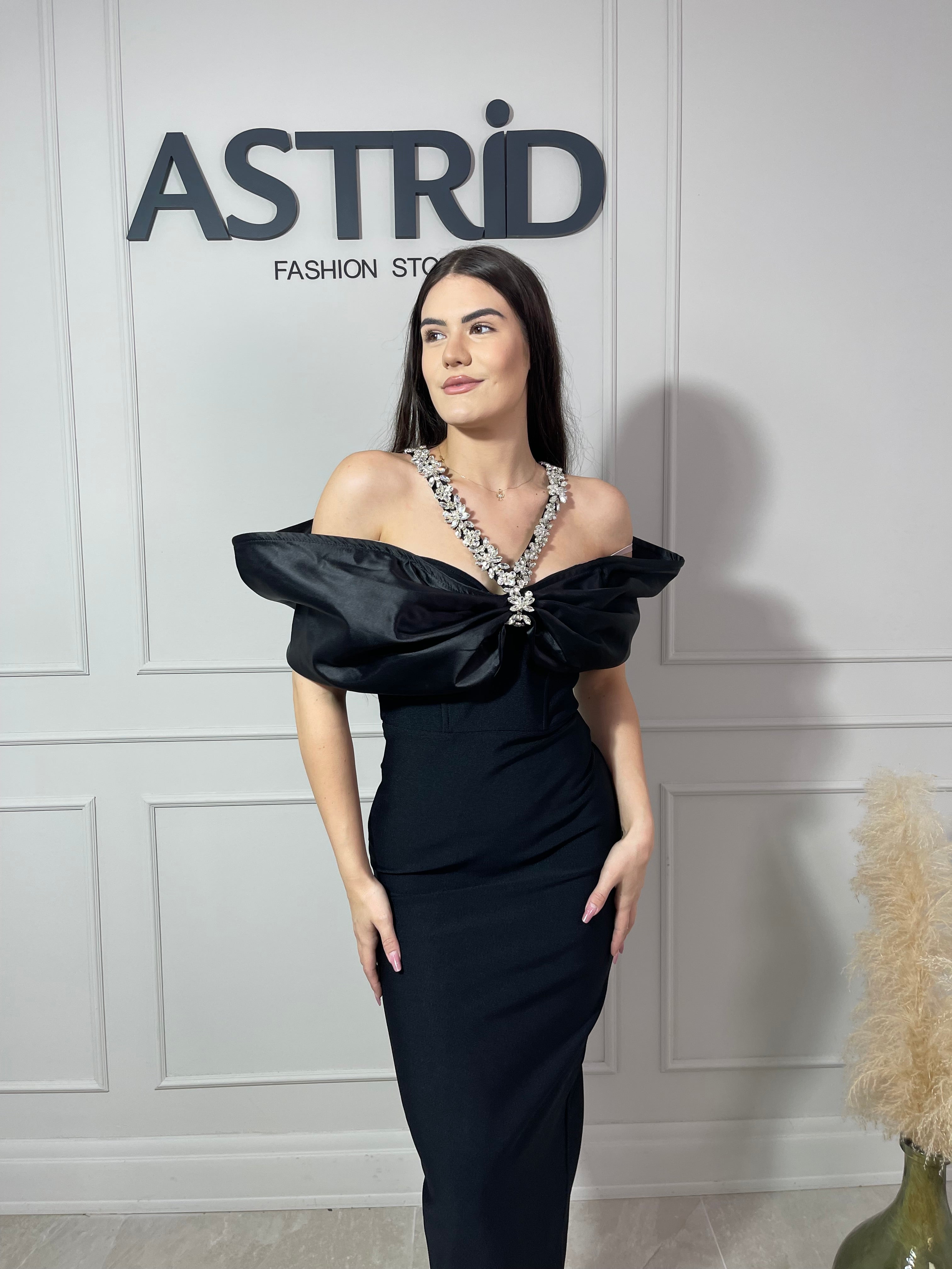 Rochie Naba tip bandaj decolteu tip bărcuță și pietre la gât