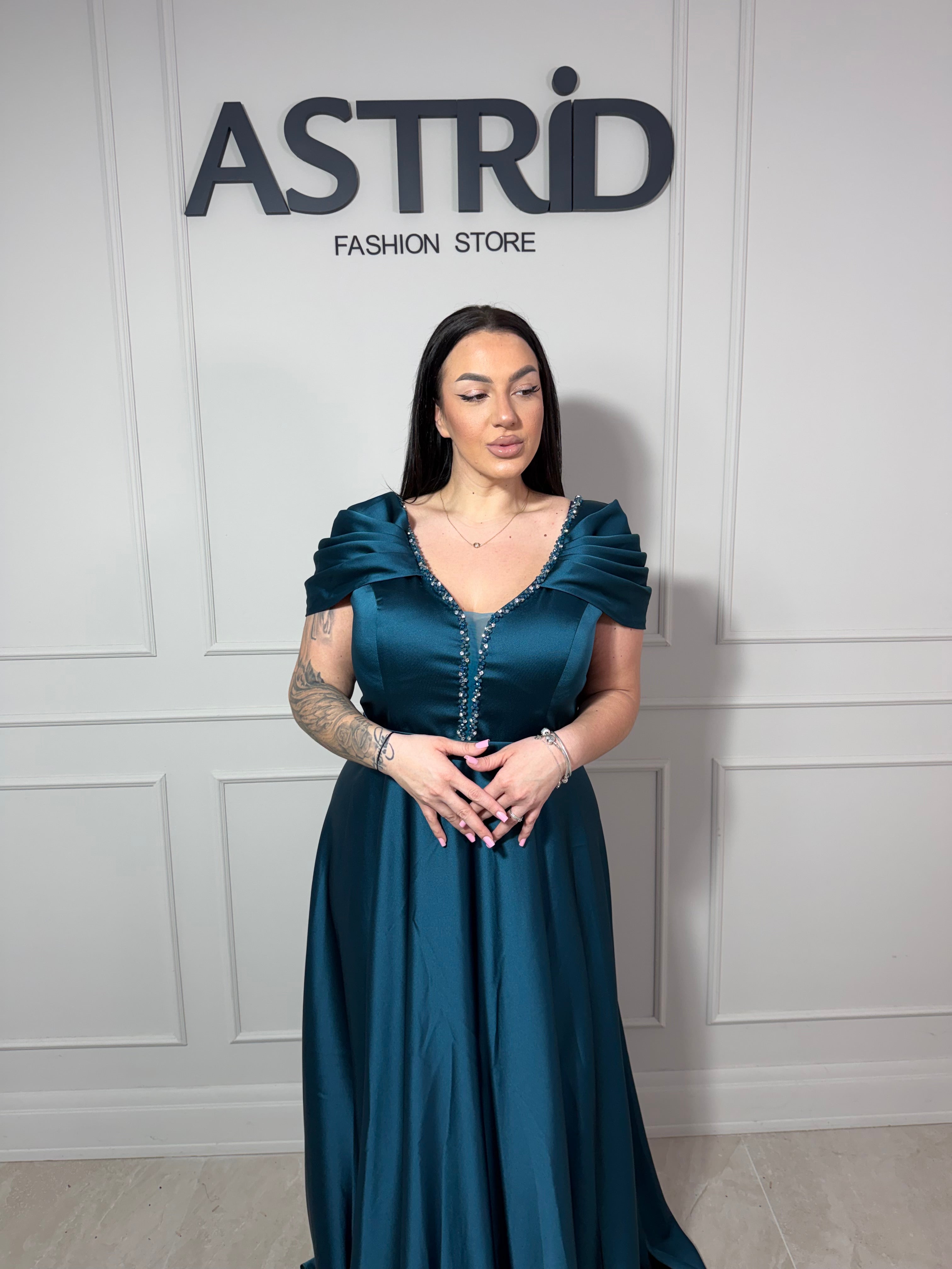 Rochie Cleopatra lungă din satin cu umeri căzuți și aplicații pietre la bust