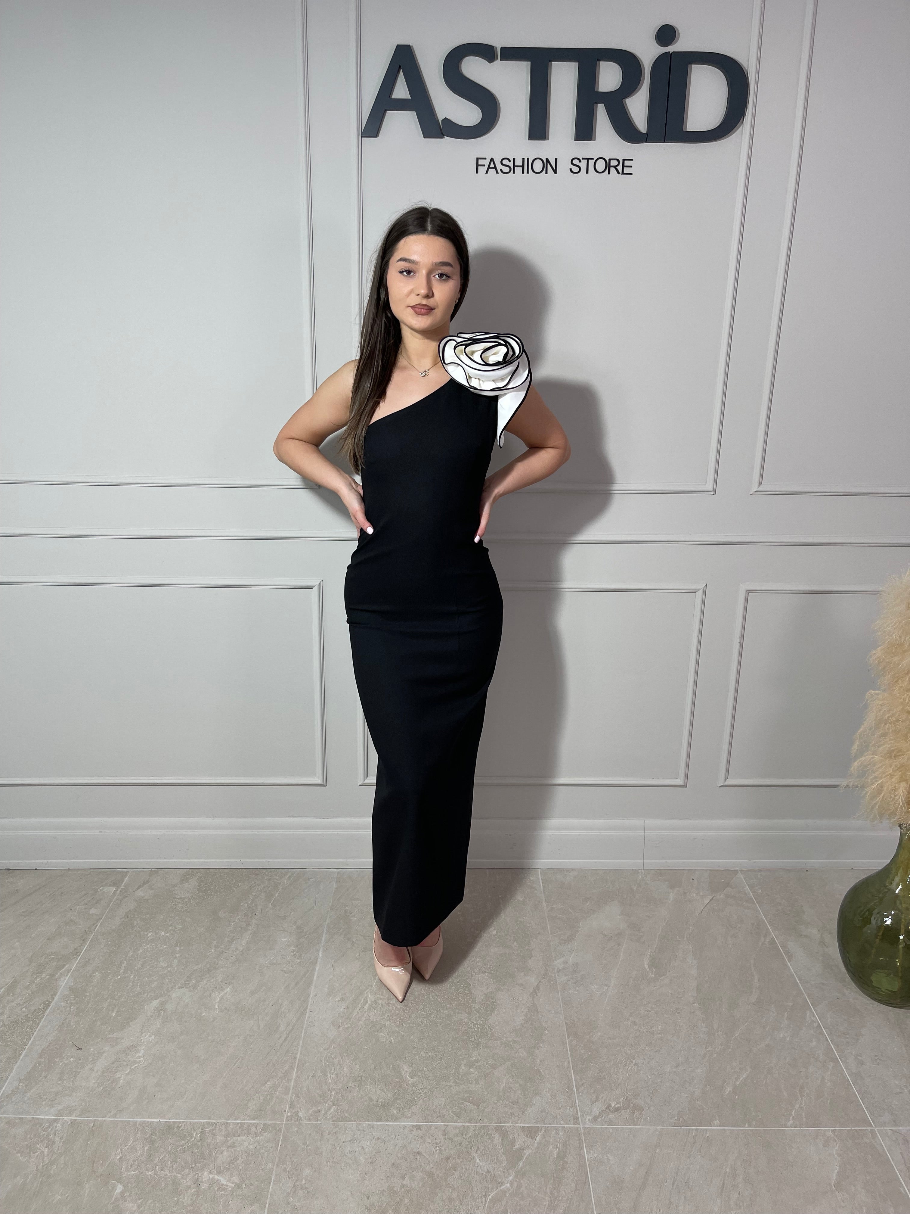 Rochie Kleo lungă pe un umăr cu accesoriu floare