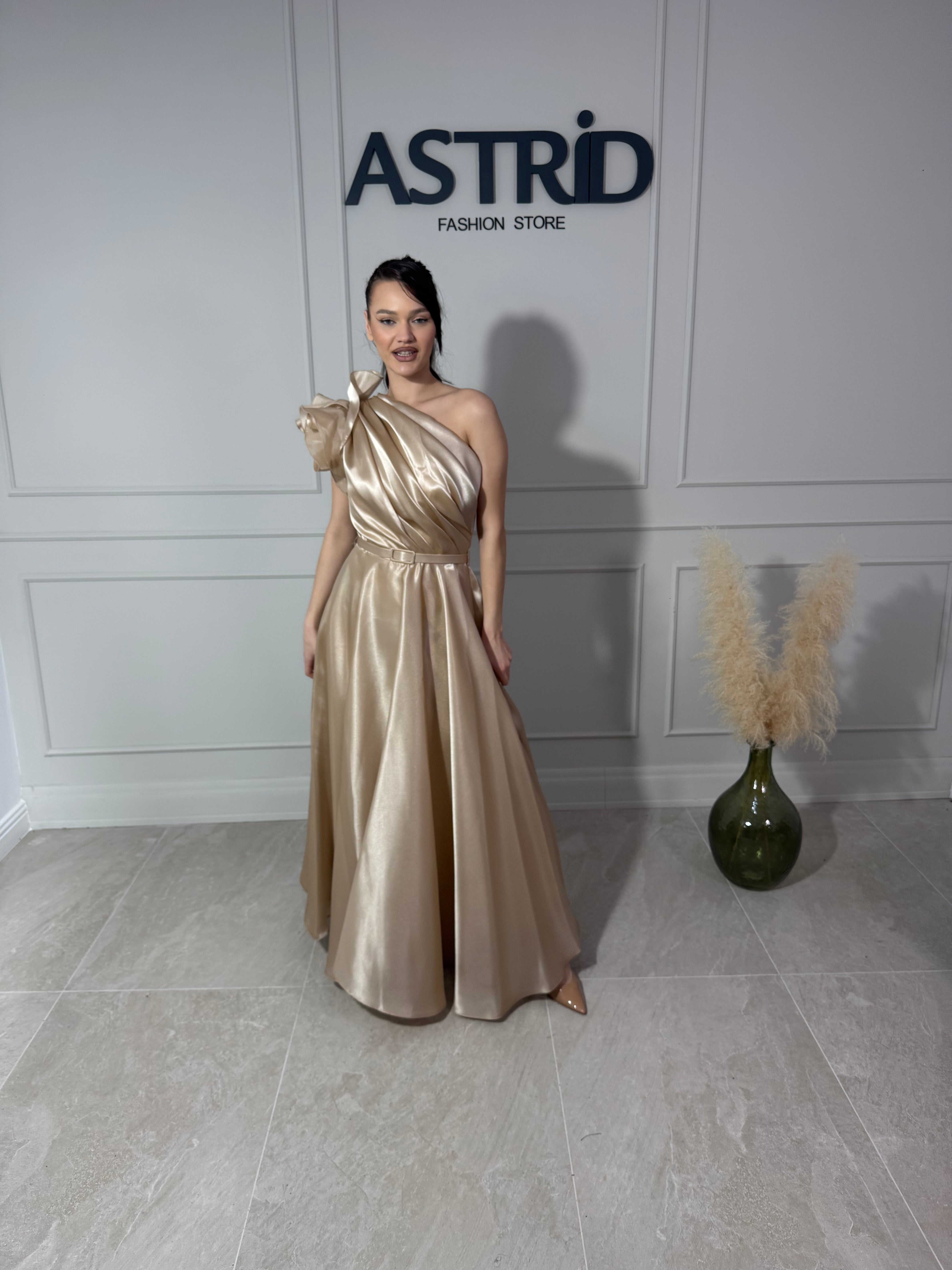 Rochie Kyra lungă din satin pe un umăr curea în talie și floare pe umăr