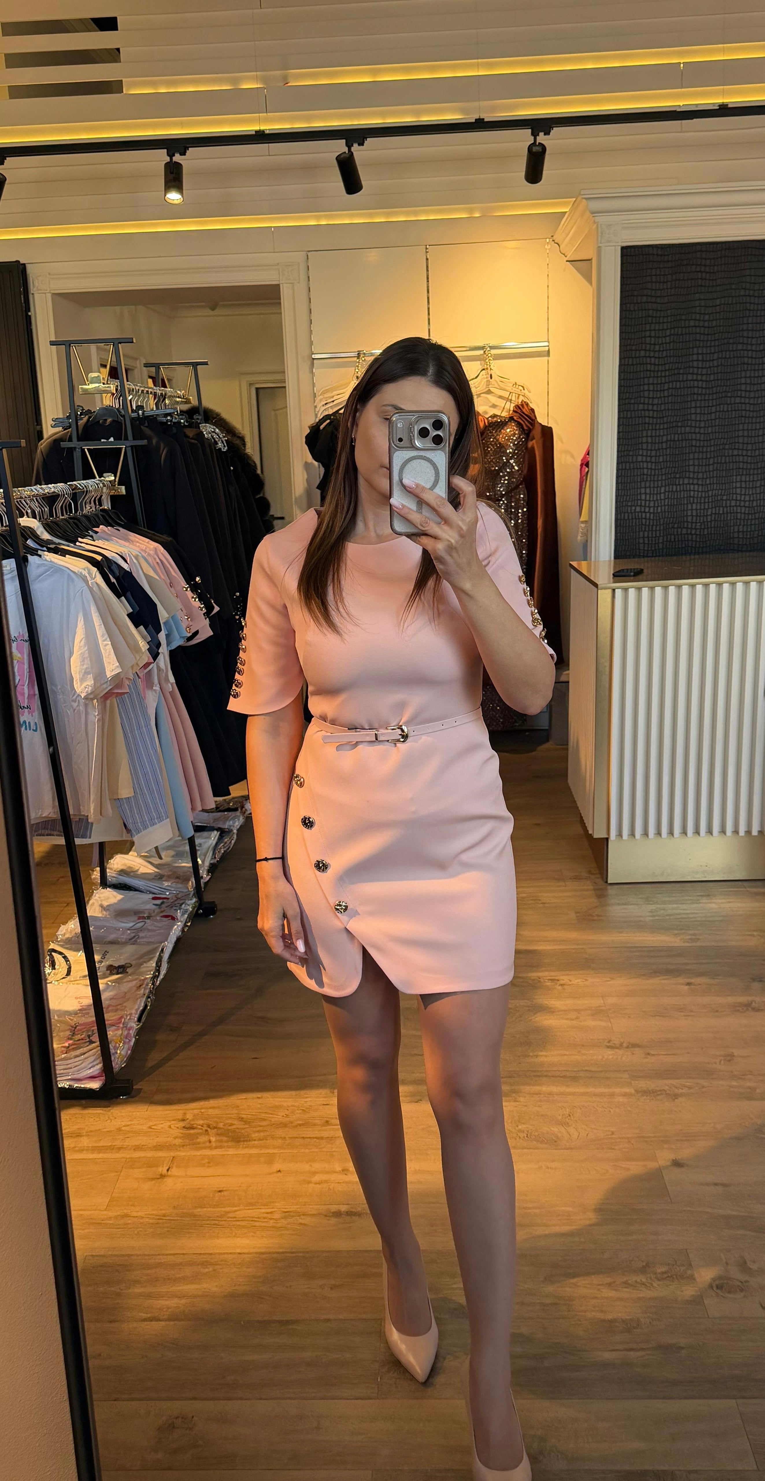 Rochie Reea scurtă cu nasturi laterali și pe mânecă curea în talie