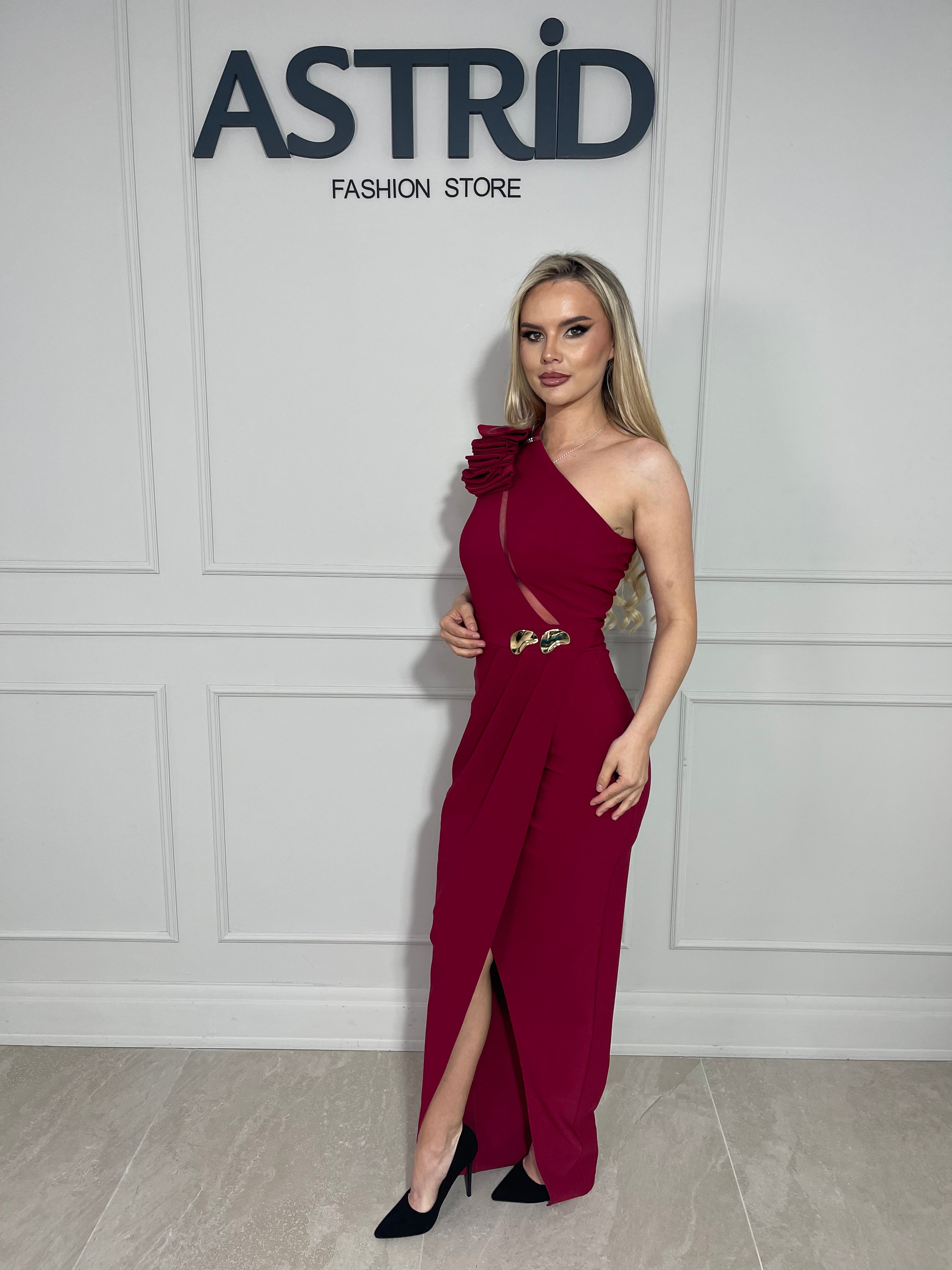Rochie Ausy pe un umar cu accesoriu auriu in talie si crapatura pe picior