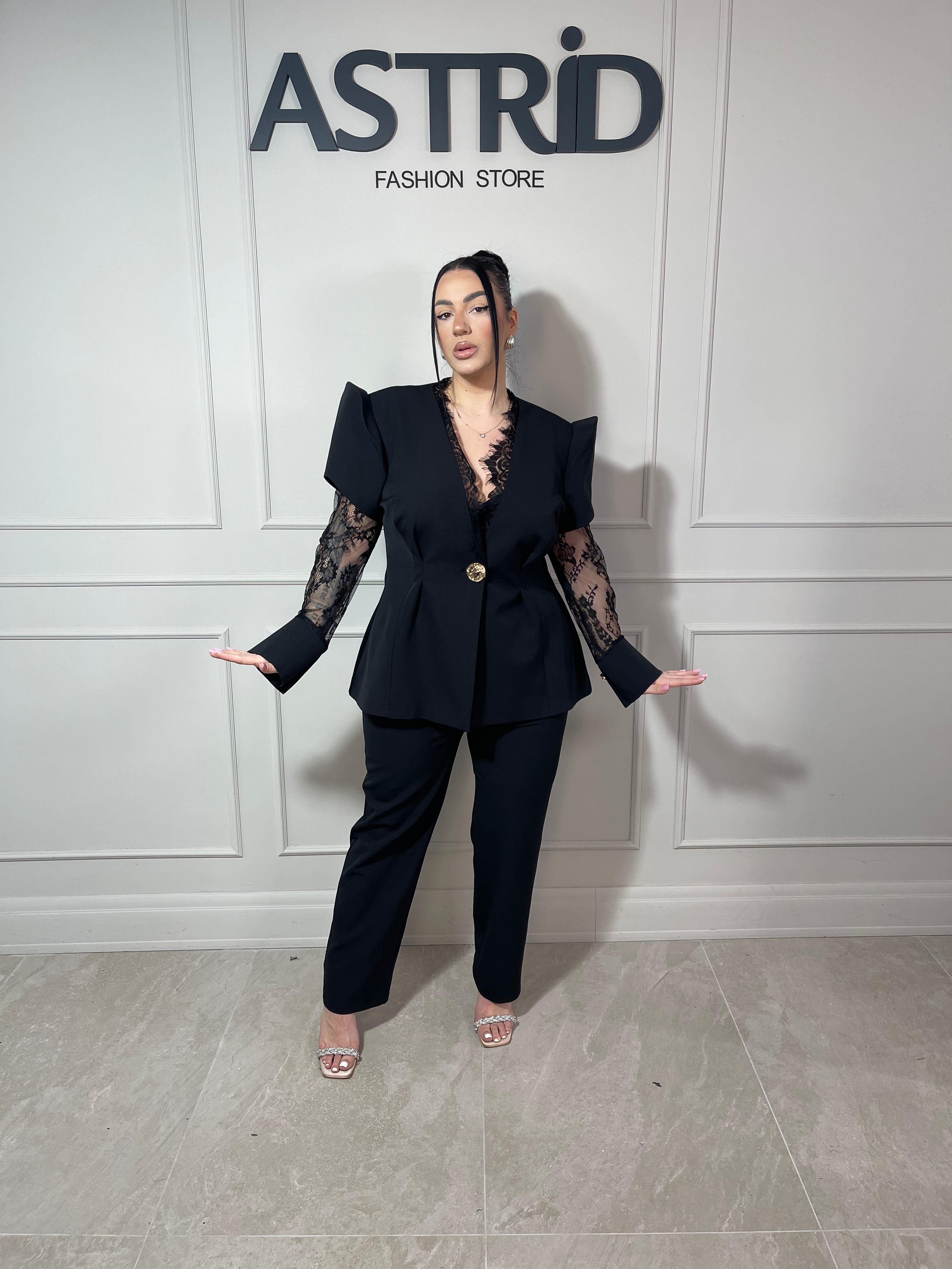 Compleu Gina sacou cu mânecă din dantelă și umeri bufanți