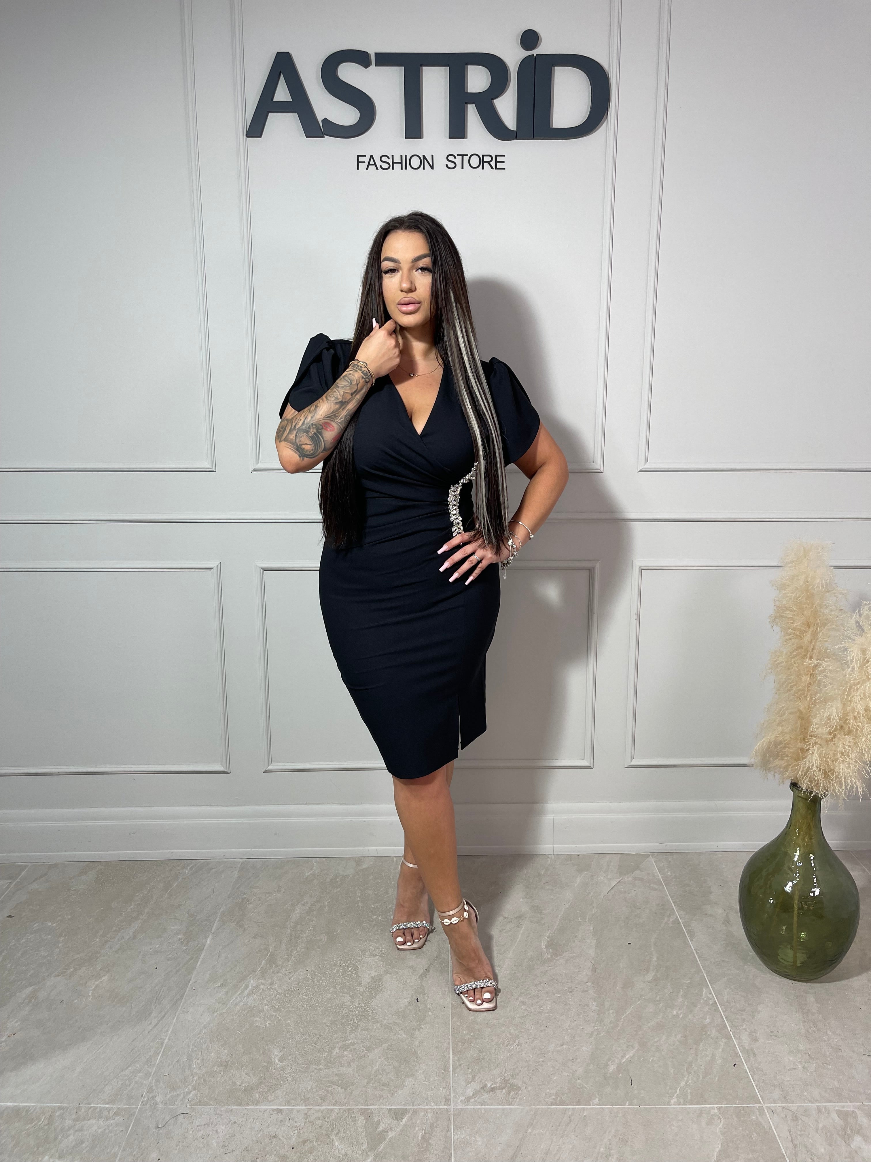 Rochie Anabela midi neagră mânecă scurtă și accesoriu pietre talie