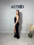 Rochie Ivy lungă din satin pe un umăr cu aplicații trandafiri