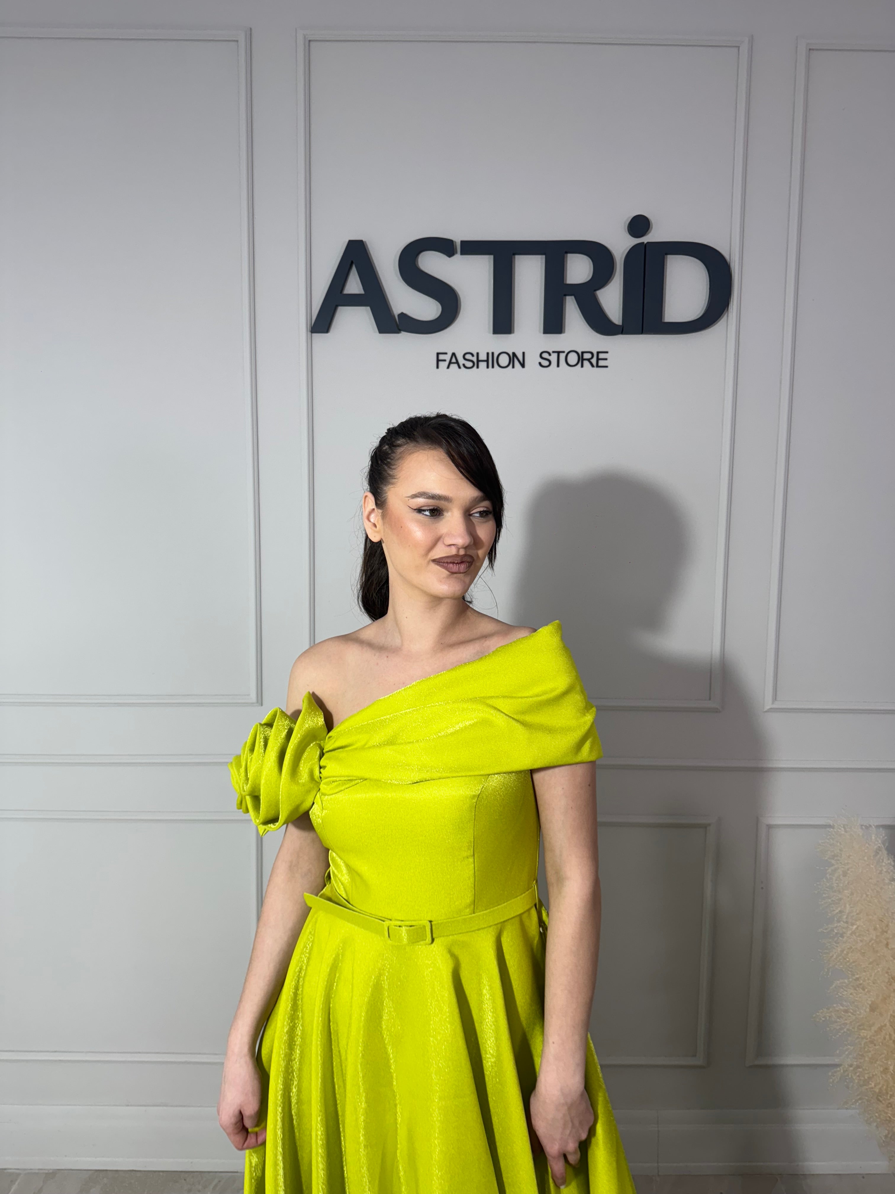 Rochie Perlă lungă pe un umăr curea în talie și flori pe umăr
