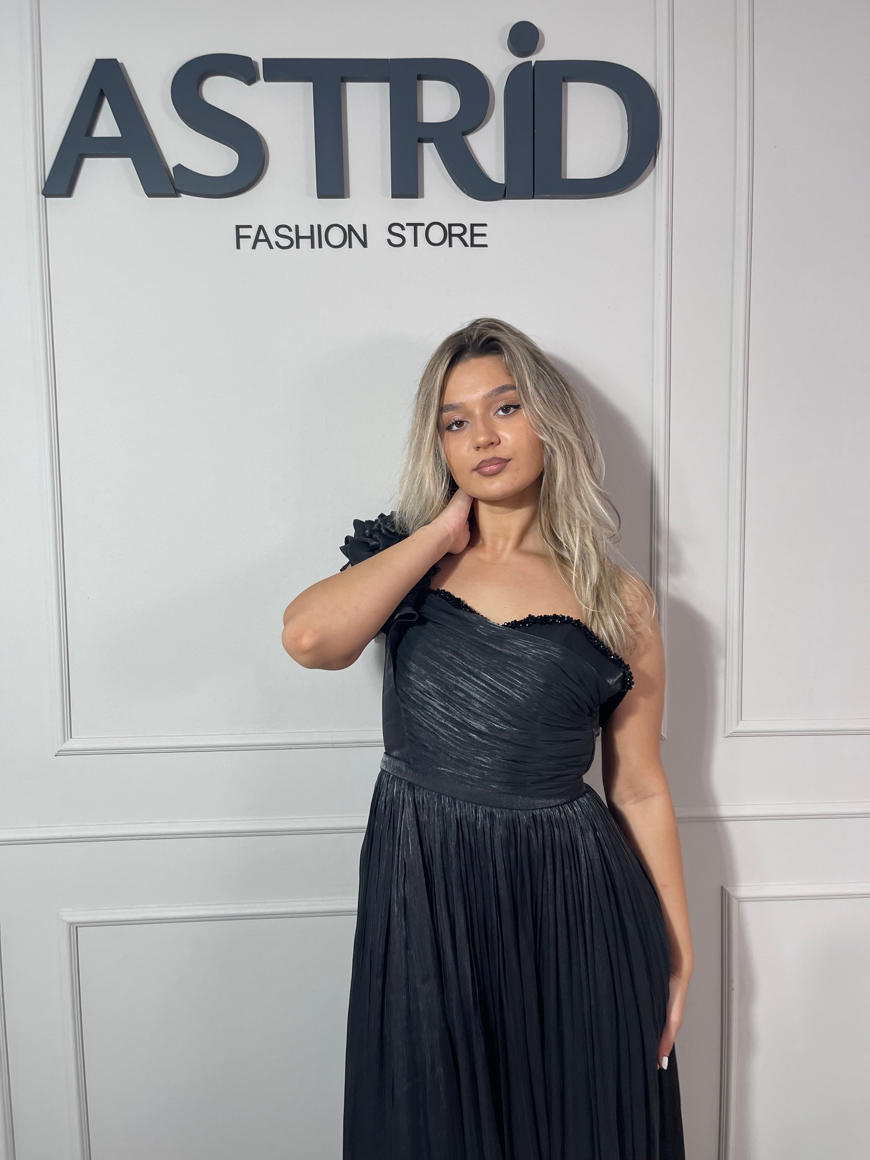 Rochie Ella lungă din voal plisată pe un umăr accesorizata cu flori
