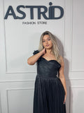 Rochie Ella lungă din voal plisată pe un umăr accesorizata cu flori