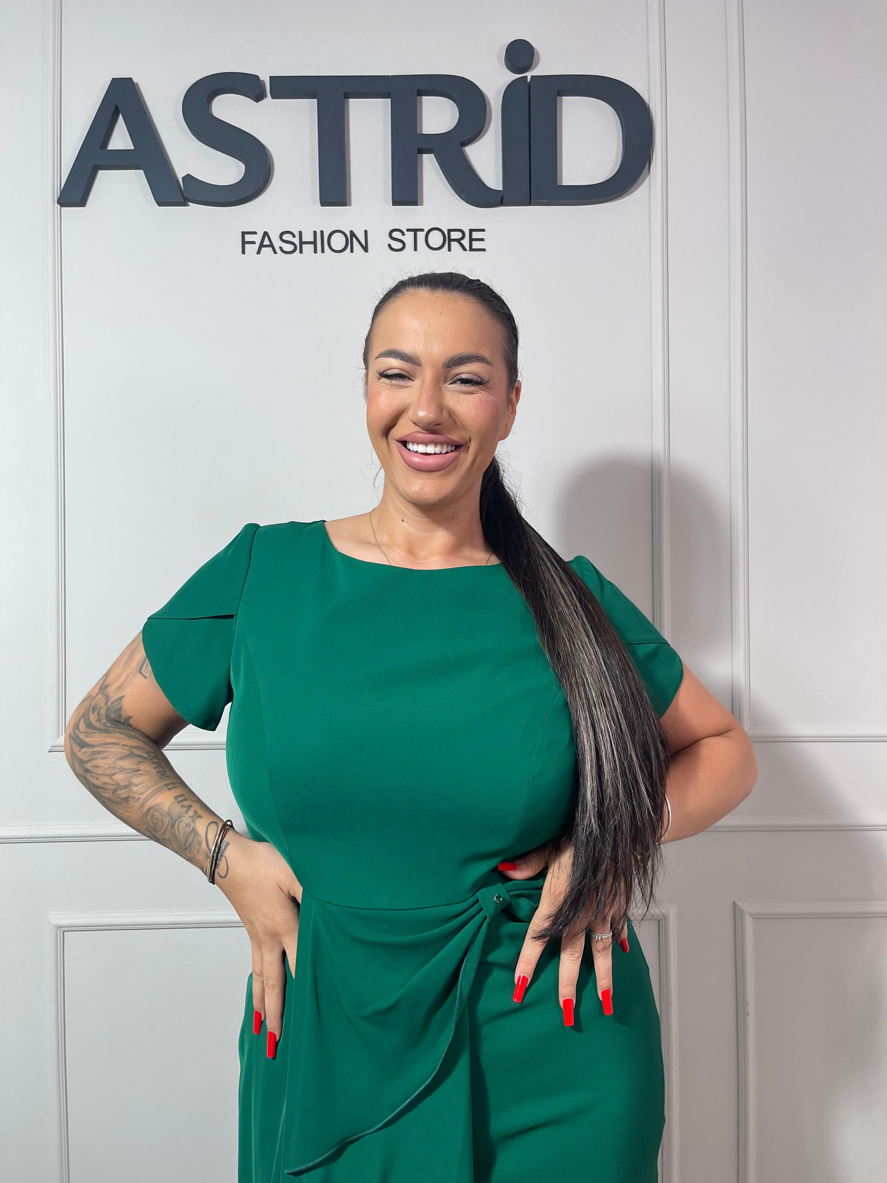 Rochie Nabila midi verde falduri în talie și mânecă scurtă