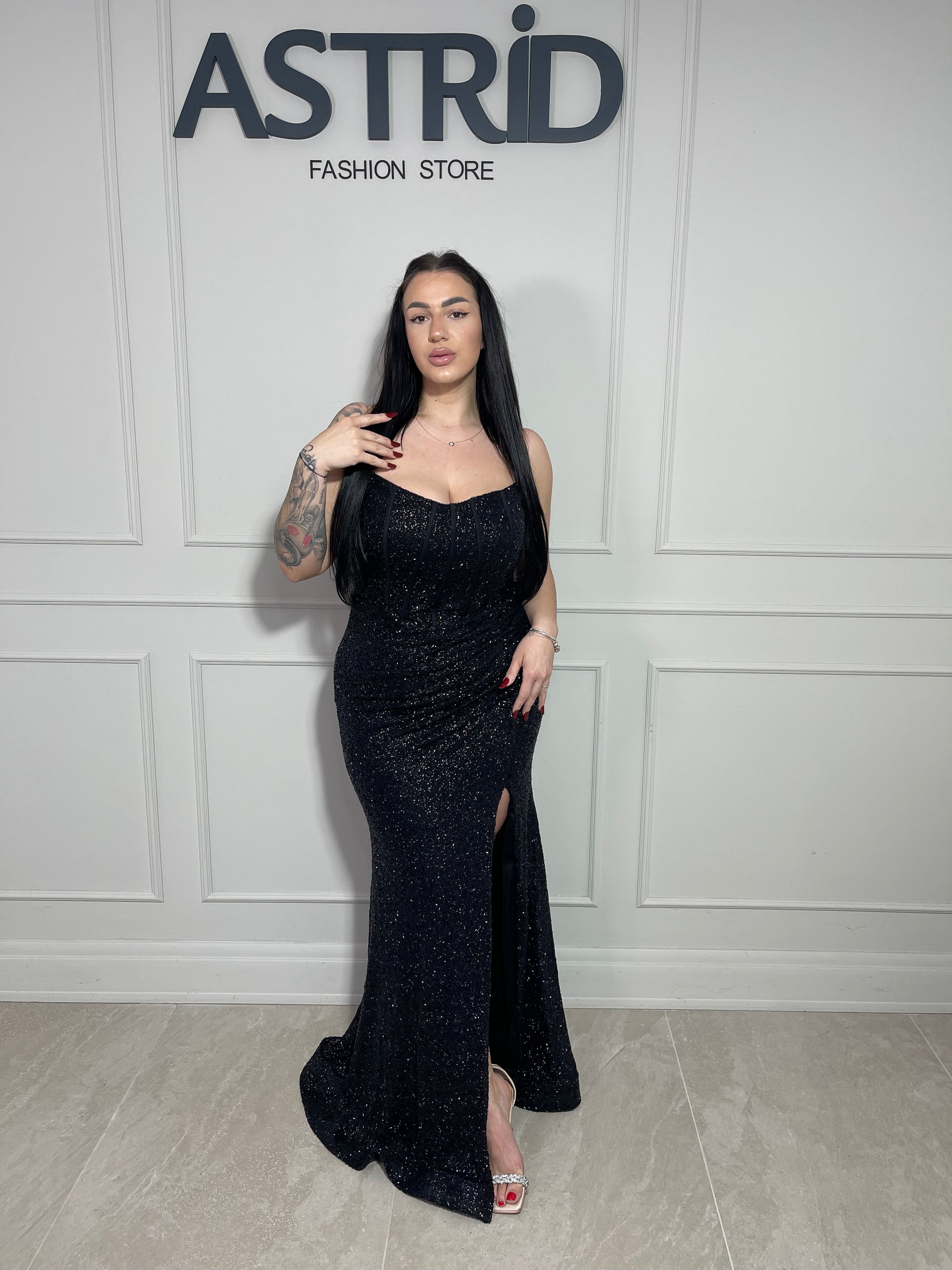 Rochie Any lungă, neagră cu accente aurii și inserții de sclipici, ce oferă un efect elegant și sofisticat.