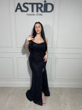 Rochie Any lungă, neagră cu accente aurii și inserții de sclipici, ce oferă un efect elegant și sofisticat.