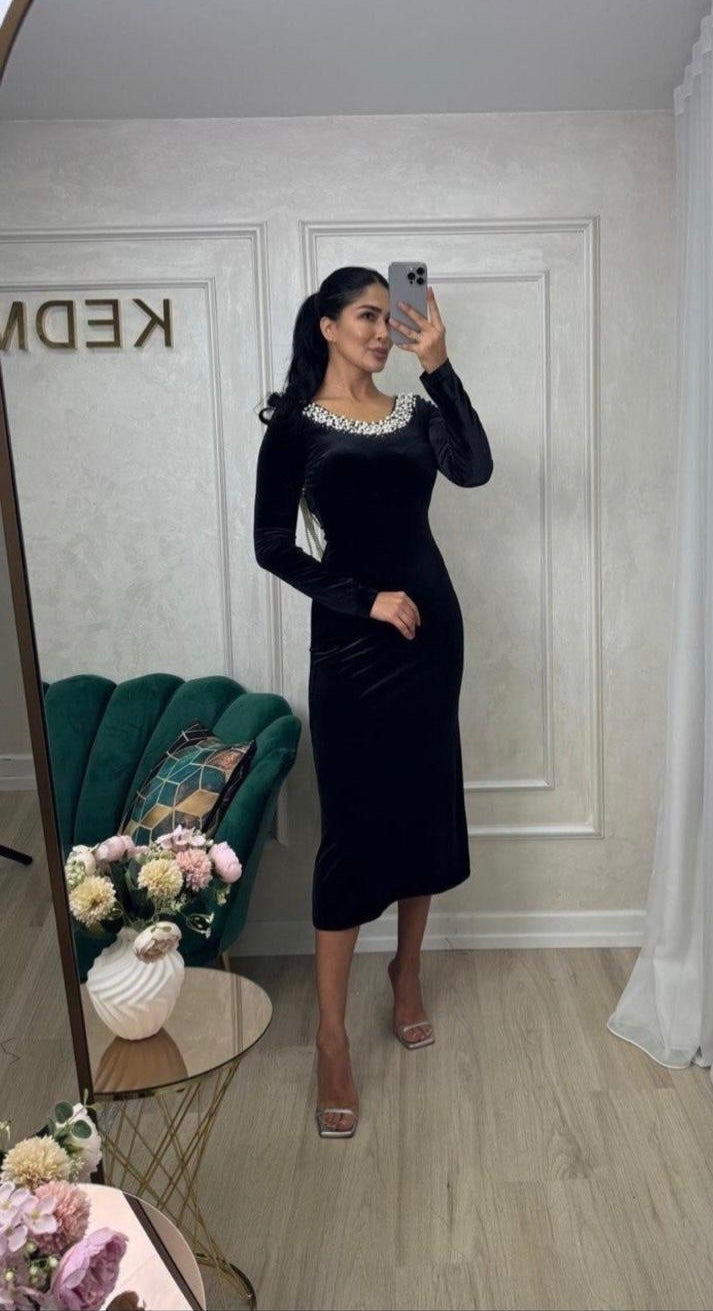 Rochie Cleo neagră din catifea aplicații perle și spate gol