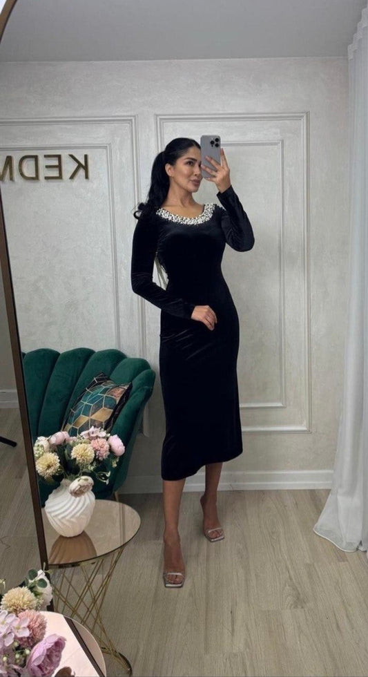 Rochie Cleo neagră din catifea aplicații perle și spate gol