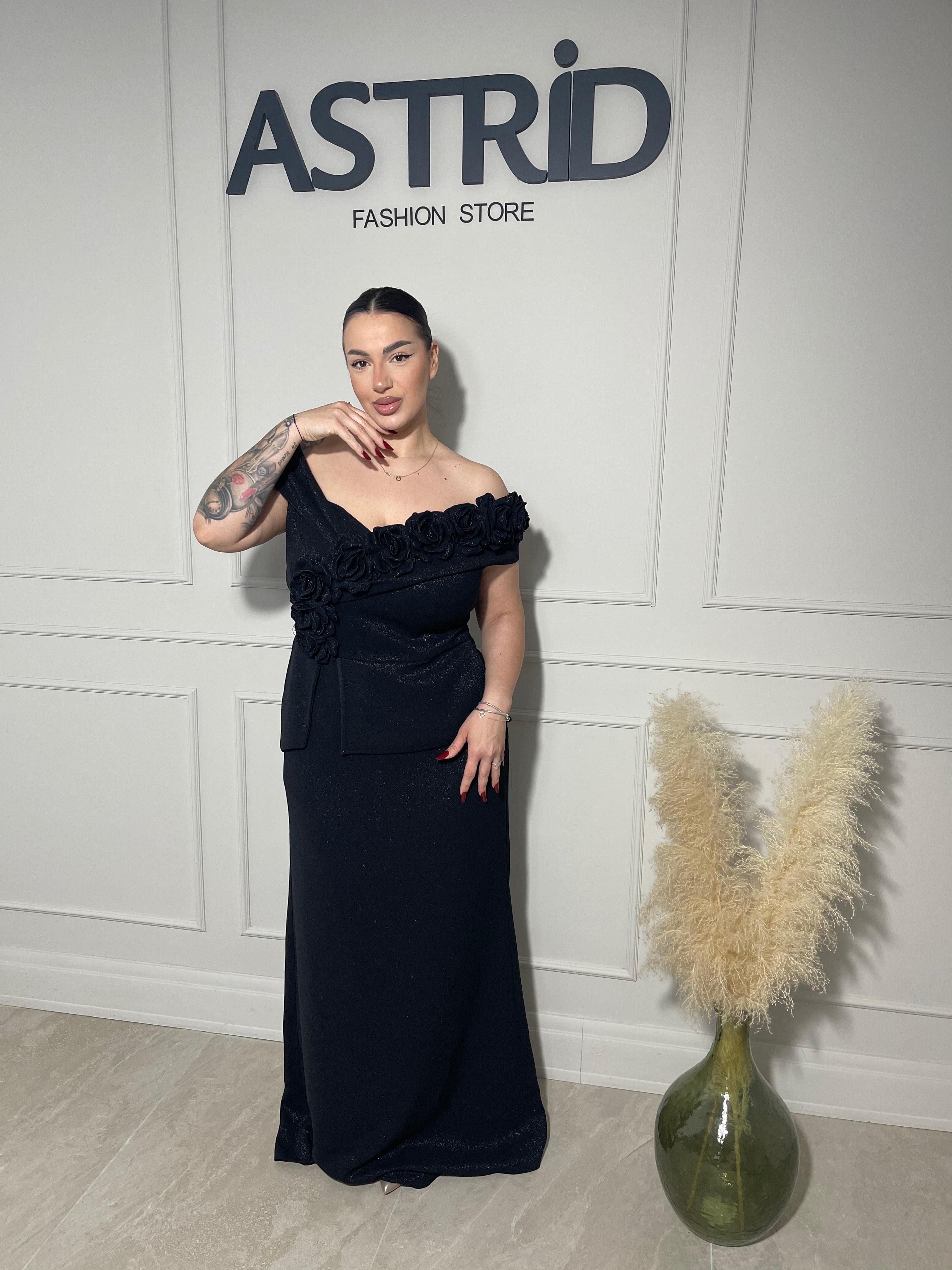 Rochie Anna neagră, elegantă cu croiala mulată ce evidențiază silueta, aplicații florale delicate.