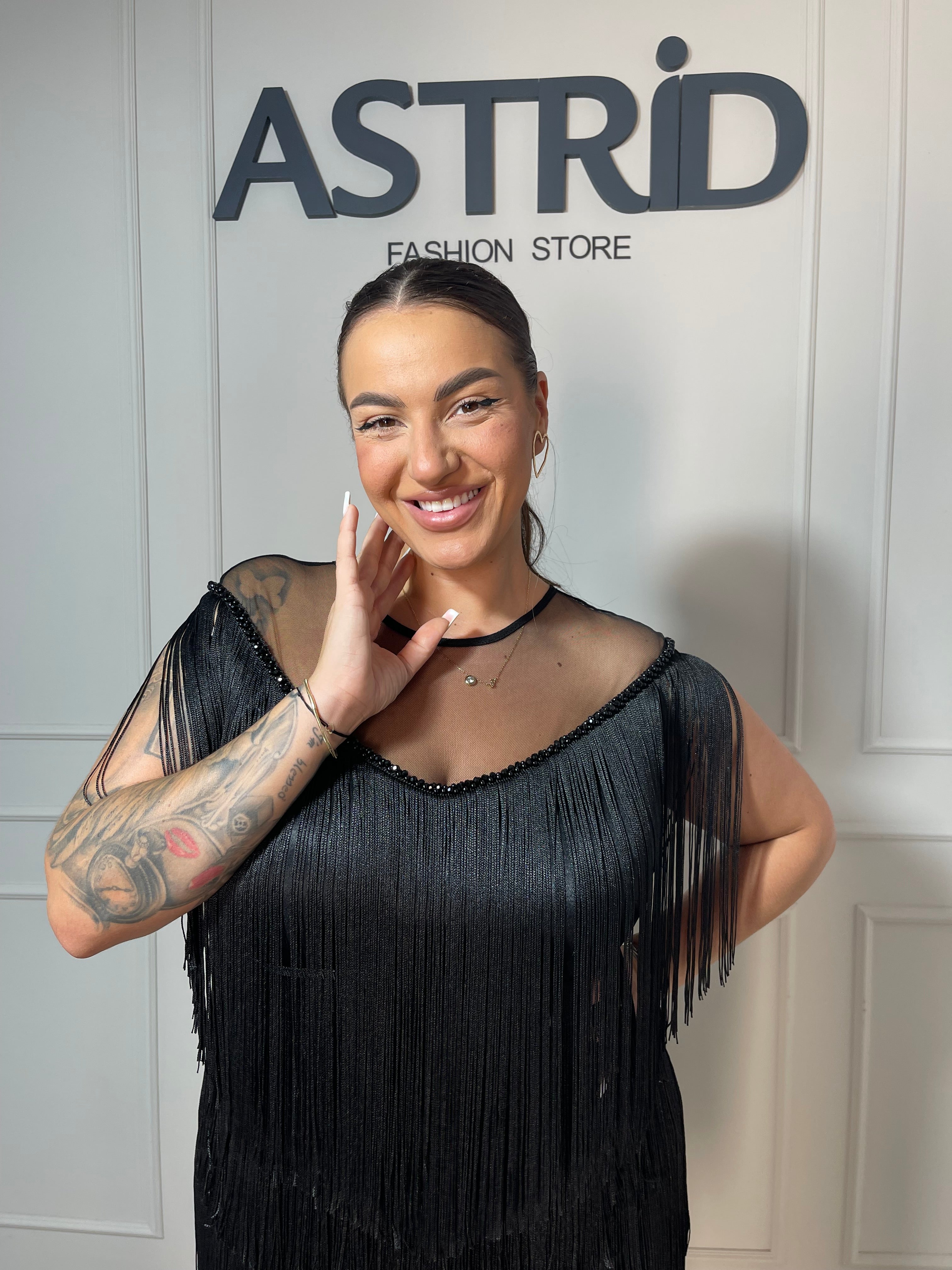 Rochie Ava neagră plasă la bust și aplicații franjuri