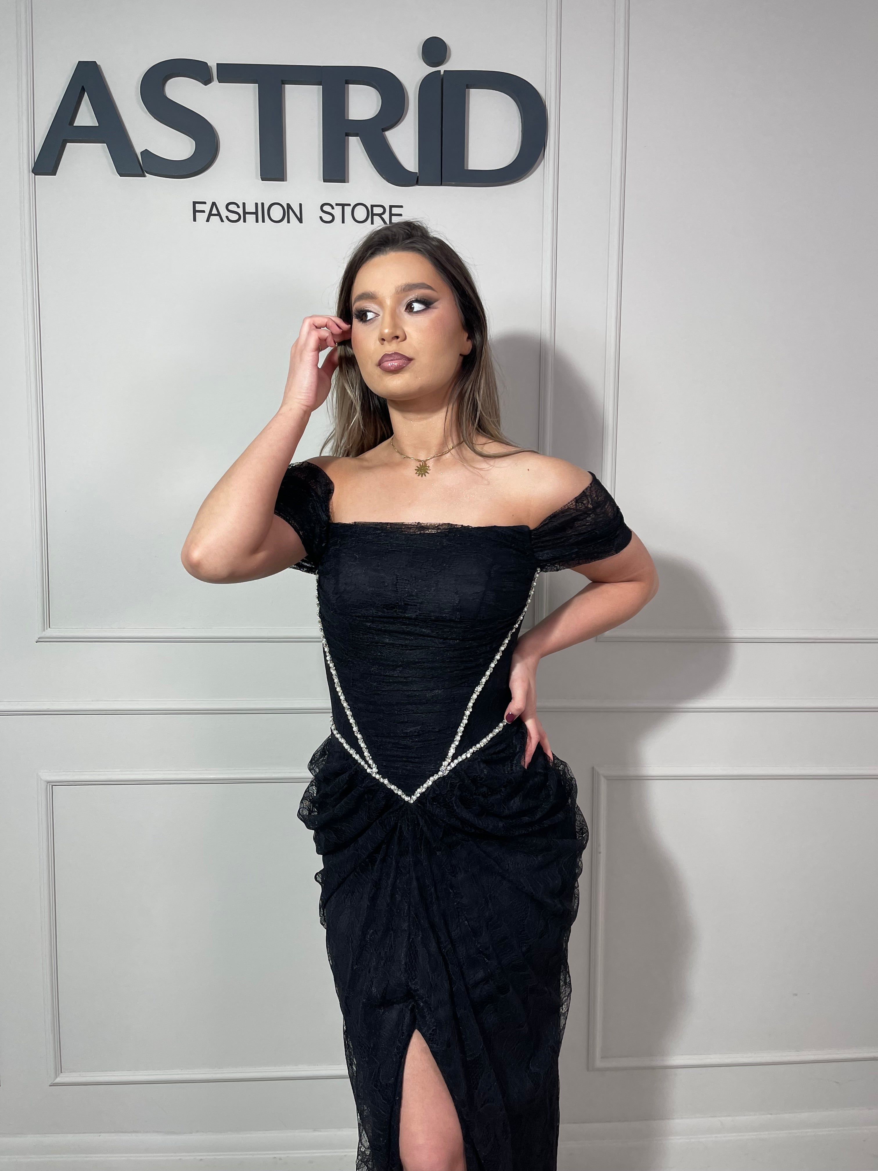 Rochie Divya lungă din dantelă și aplicații pietre