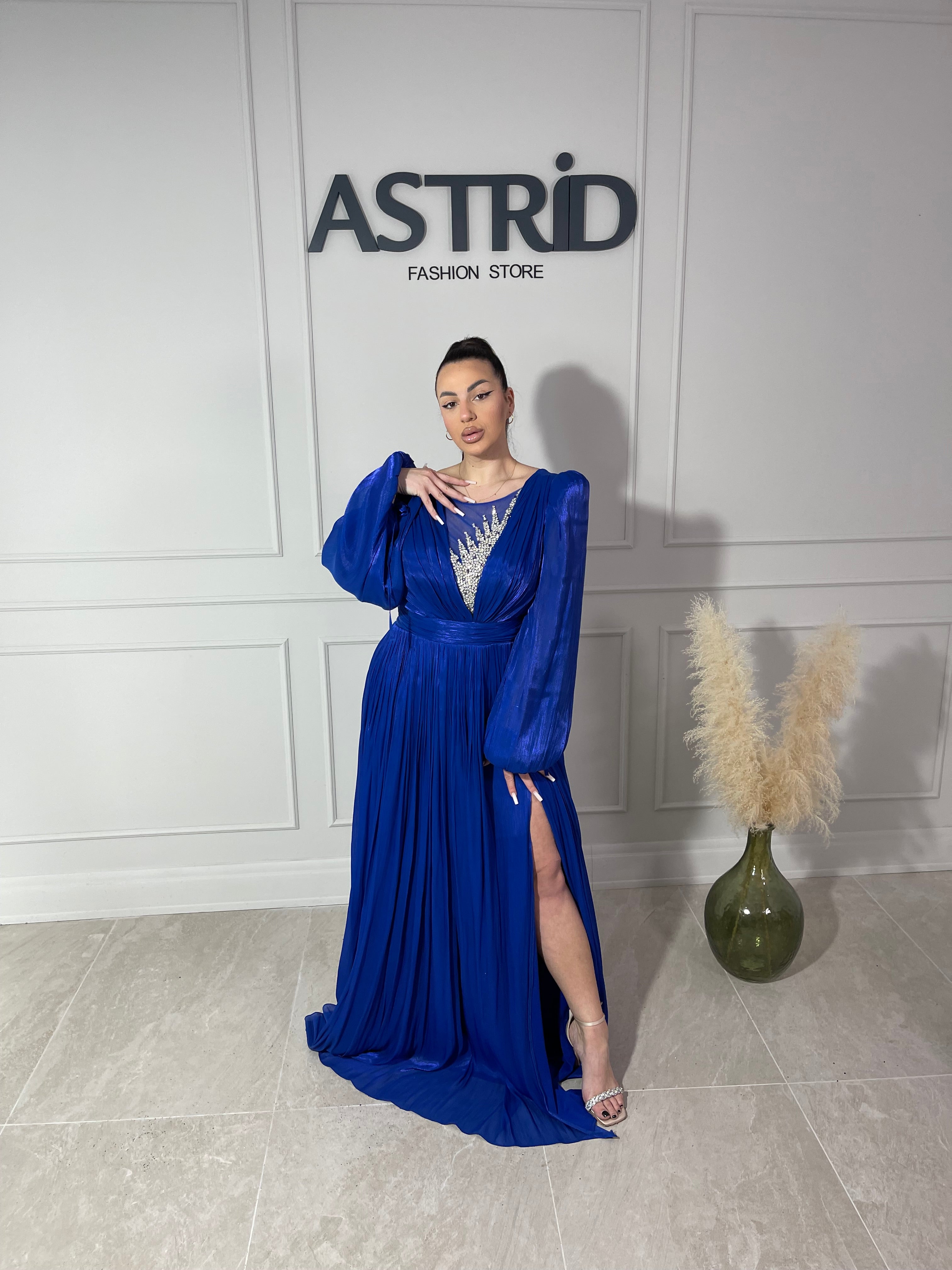 Rochie Siera lungă din voal manela lungă și aplicații pietre la bust