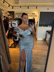 Rochie Silver lunga cu aplicatii pietre si perle cu maneci tip barcuta