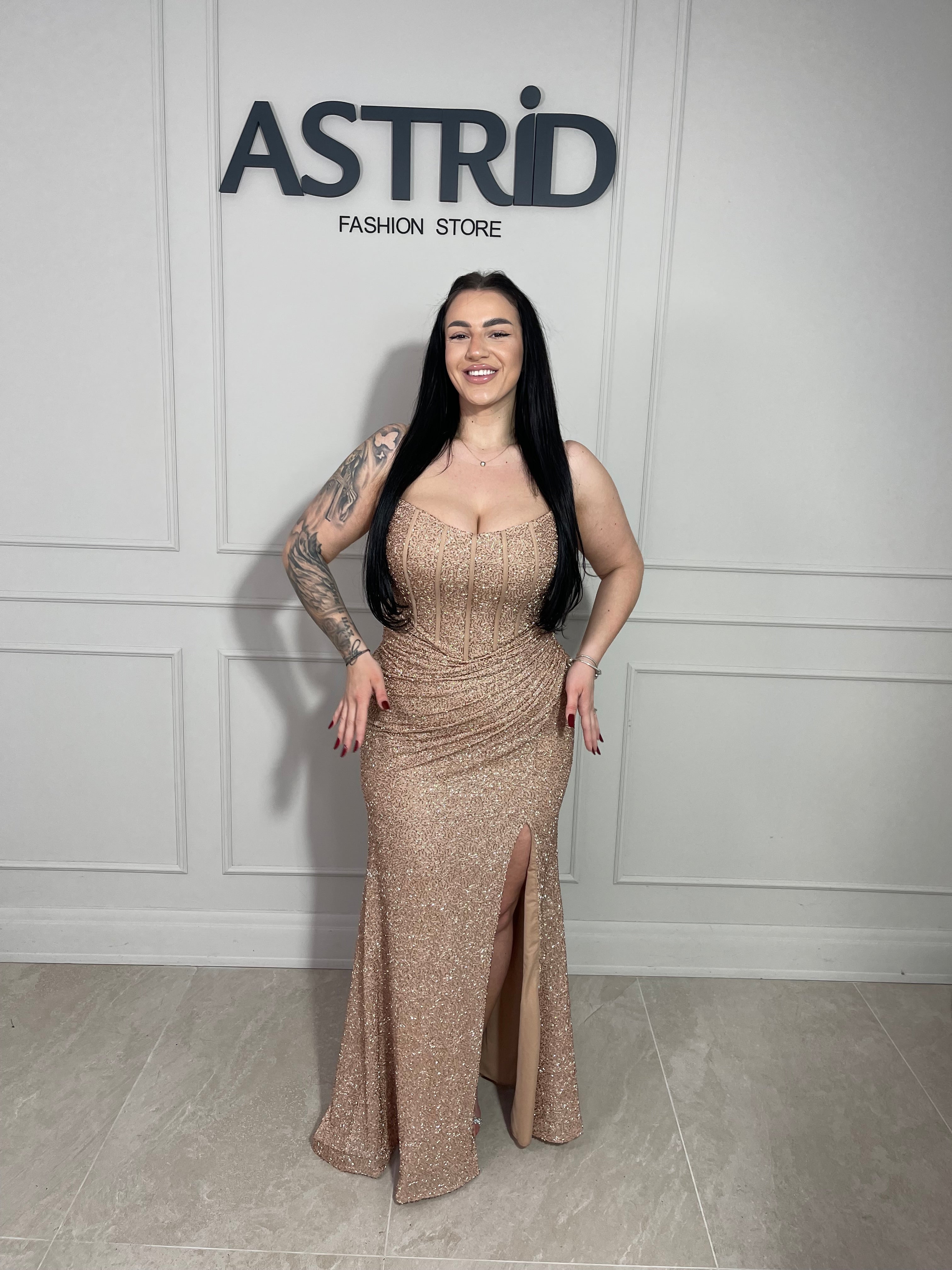 Rochie Any lungă, neagră cu accente aurii și inserții de sclipici, ce oferă un efect elegant și sofisticat.