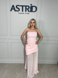 Rochie Noa midi roz pudra, elegantă. Partea din față este accentuată de un croi asimetric în colț.