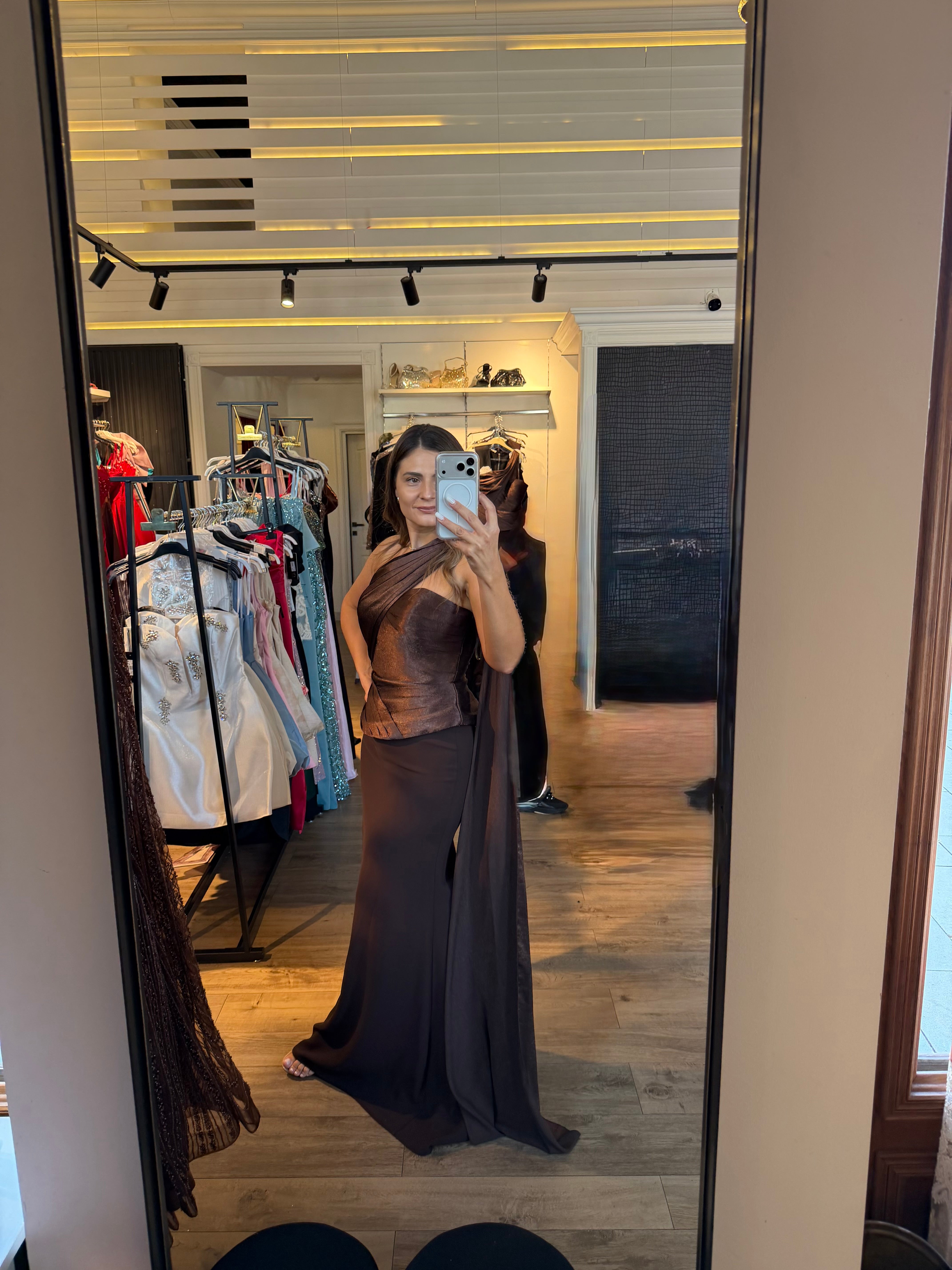 Rochie Clorie lunga maro cu peplum in talie si voal pe umar