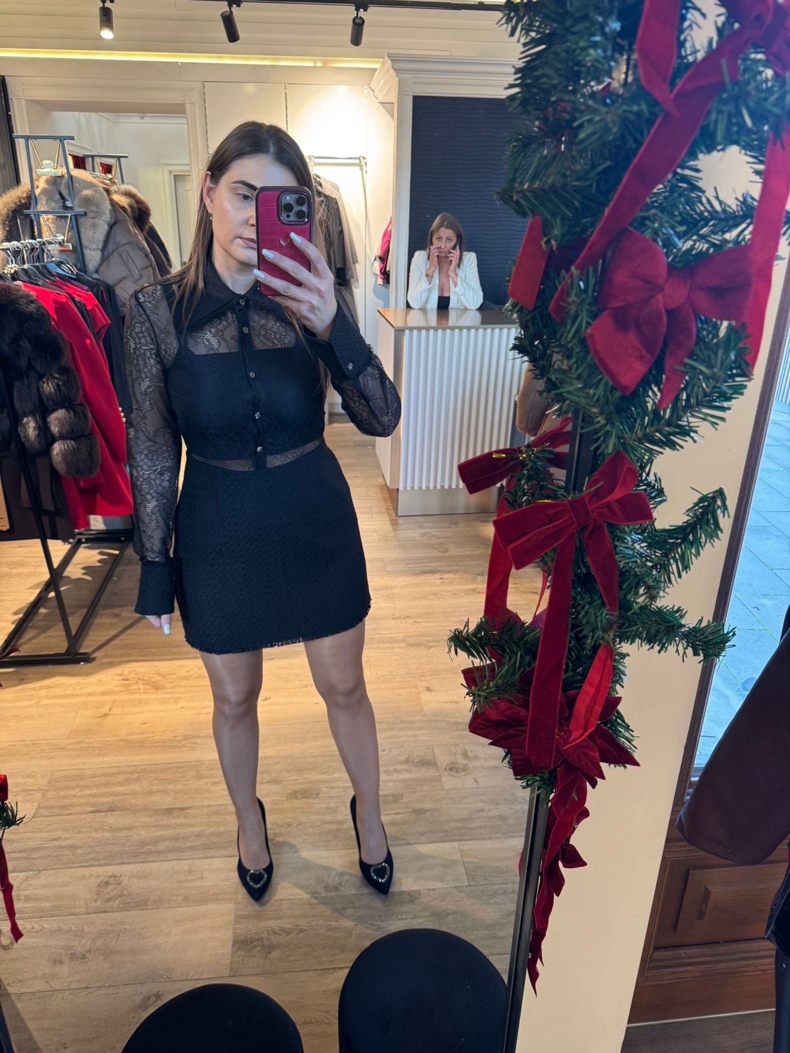 Rochie Kiara scurtă neagră cu mâneci din dantelă cu guler