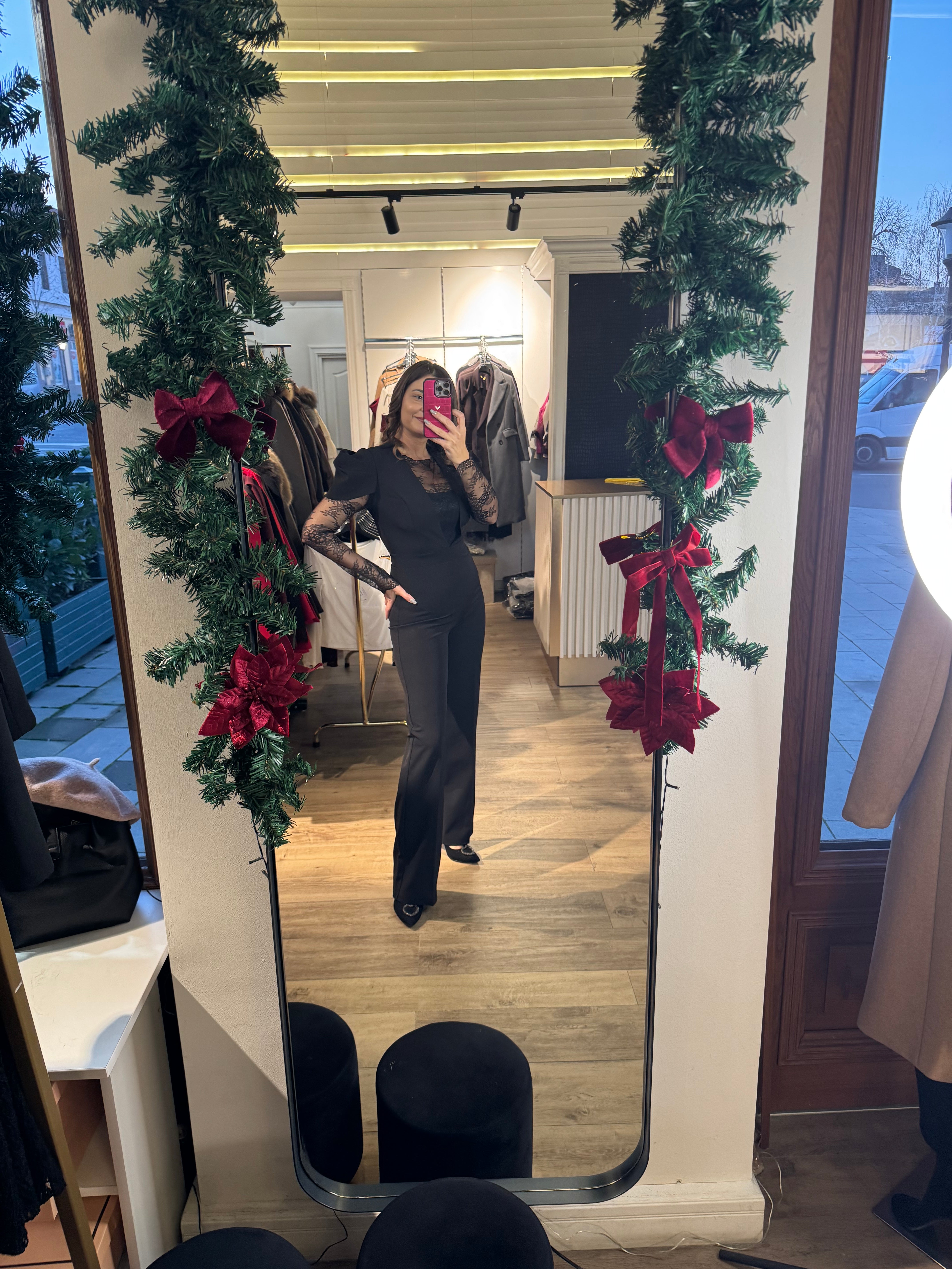 Salopeta Artemis neagra cu maneci din dantela si pantaloni evazati