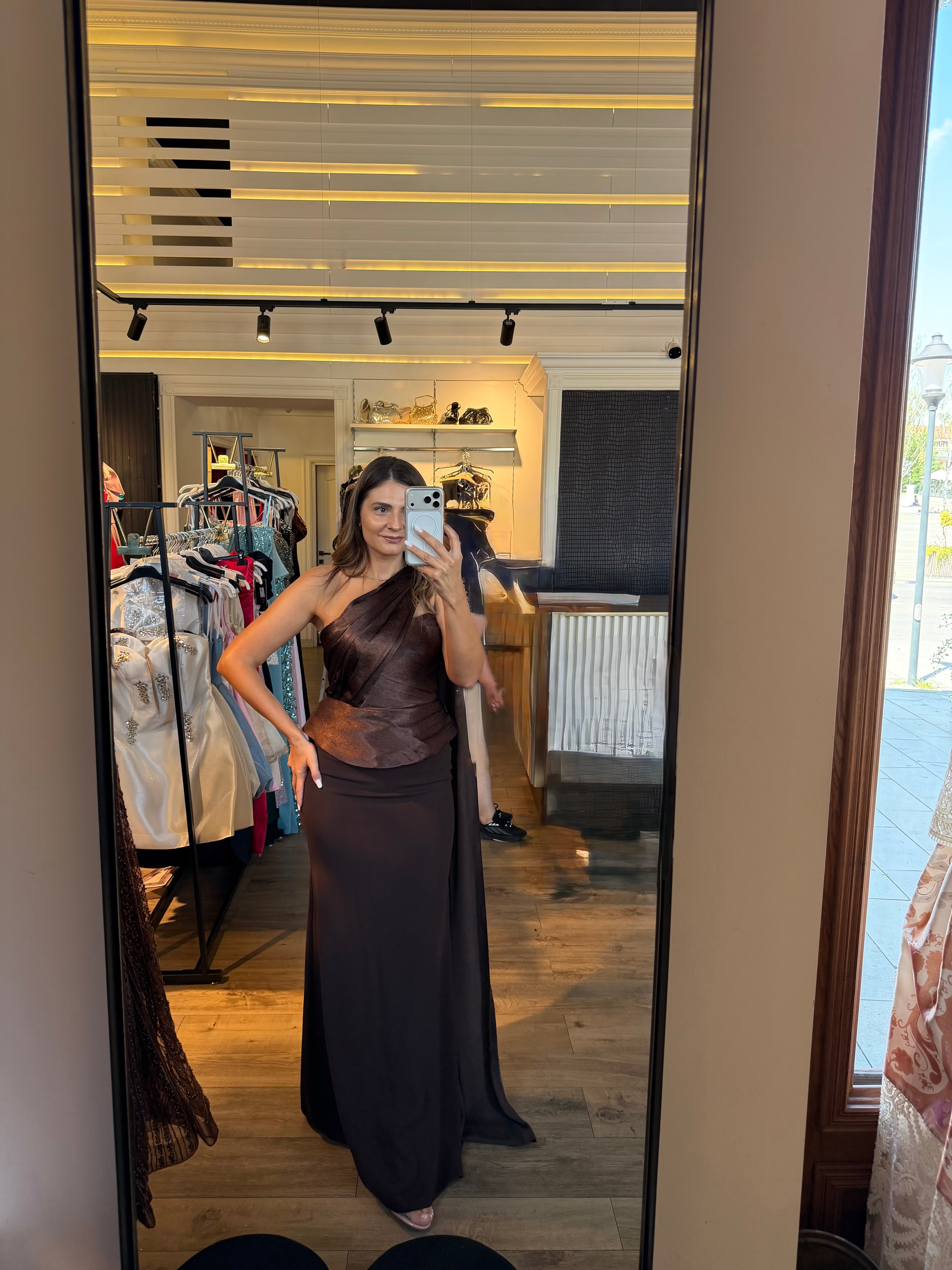 Rochie Clorie lunga maro cu peplum in talie si voal pe umar