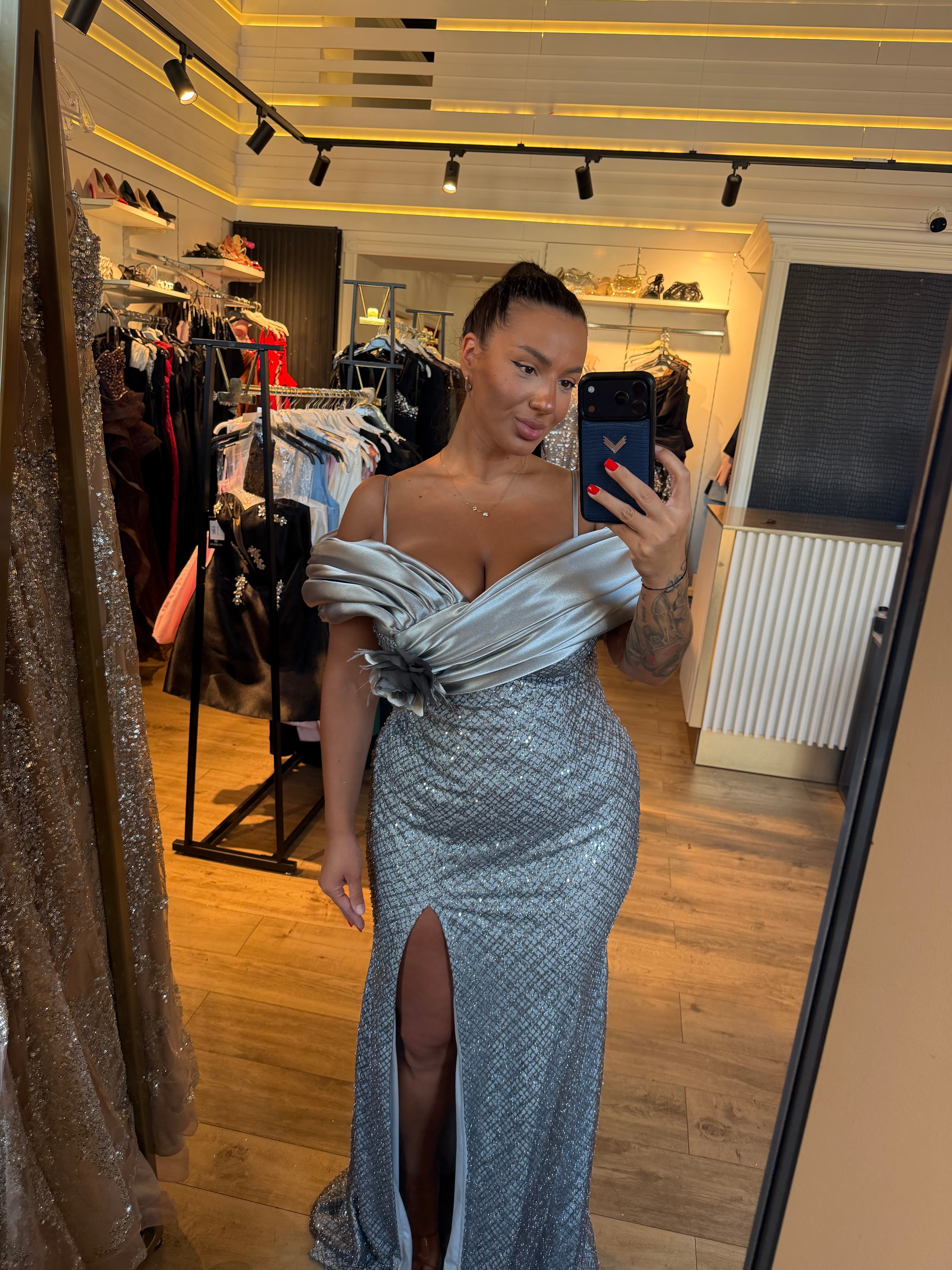 Rochie Silver lunga cu aplicatii pietre si perle cu maneci tip barcuta