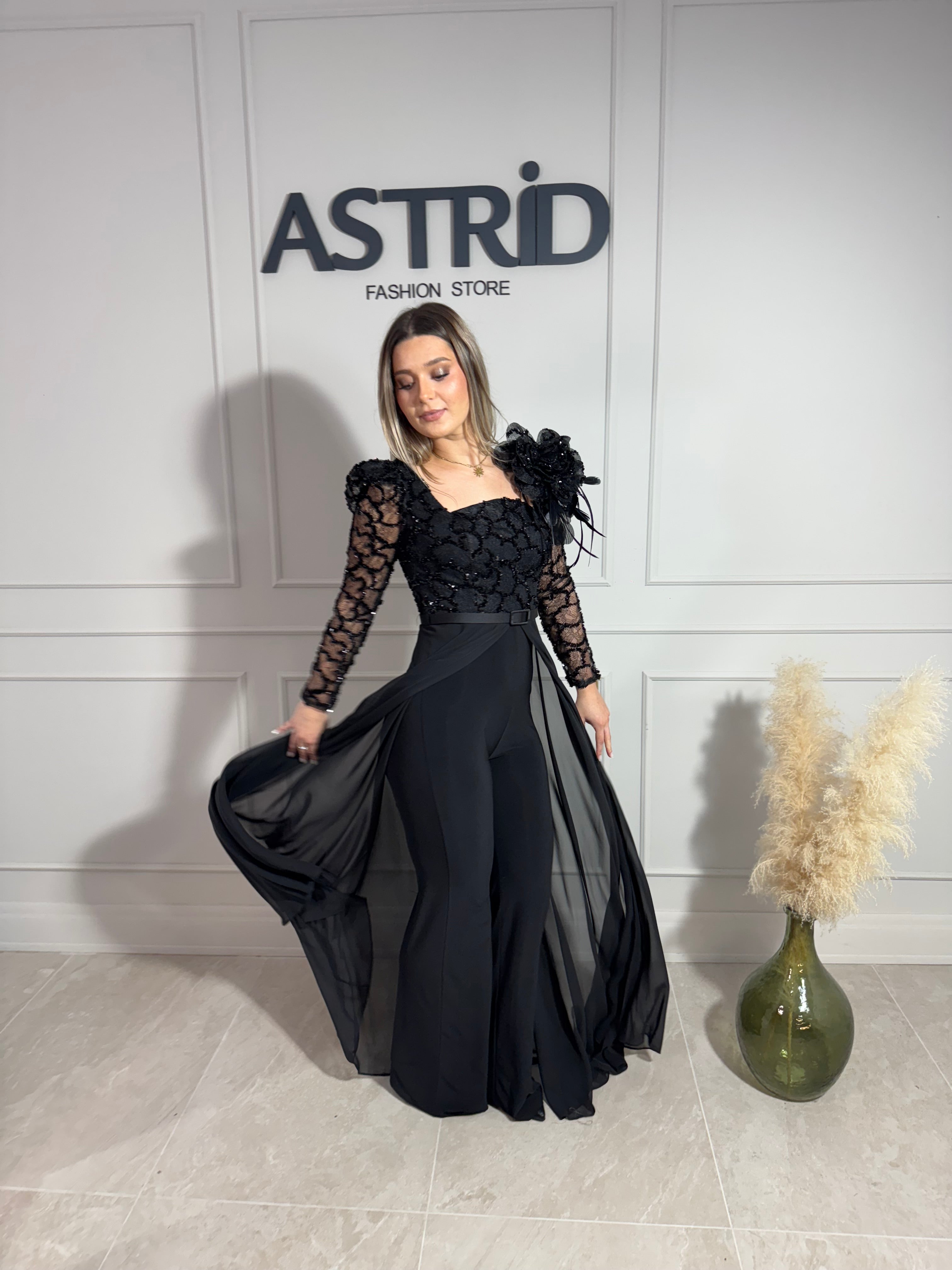 Salopetă Clara mânecă lungă voal peste pantalon și floare pe umăr