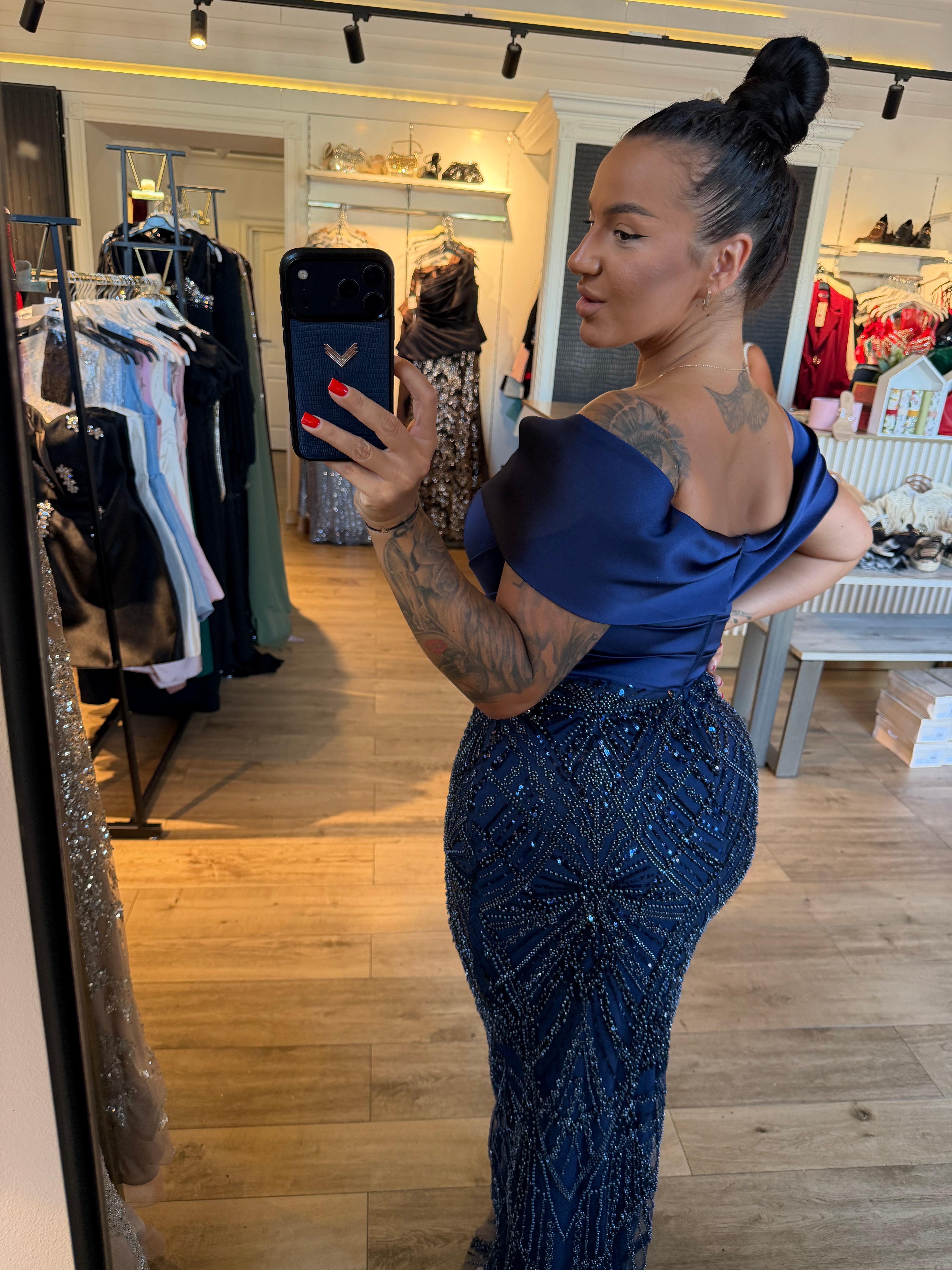 Rochie Greta lunga cu bust satinat si fusta cu aplicatii pietre si perle