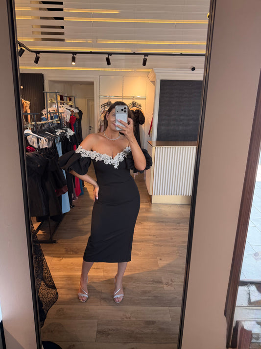 Rochie Celia midi neagra pe corp accesorizata cu perle si maneci bufante