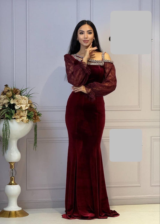 Rochie Caro lungă din catifea pe un umăr aplicații pietre la decolteu