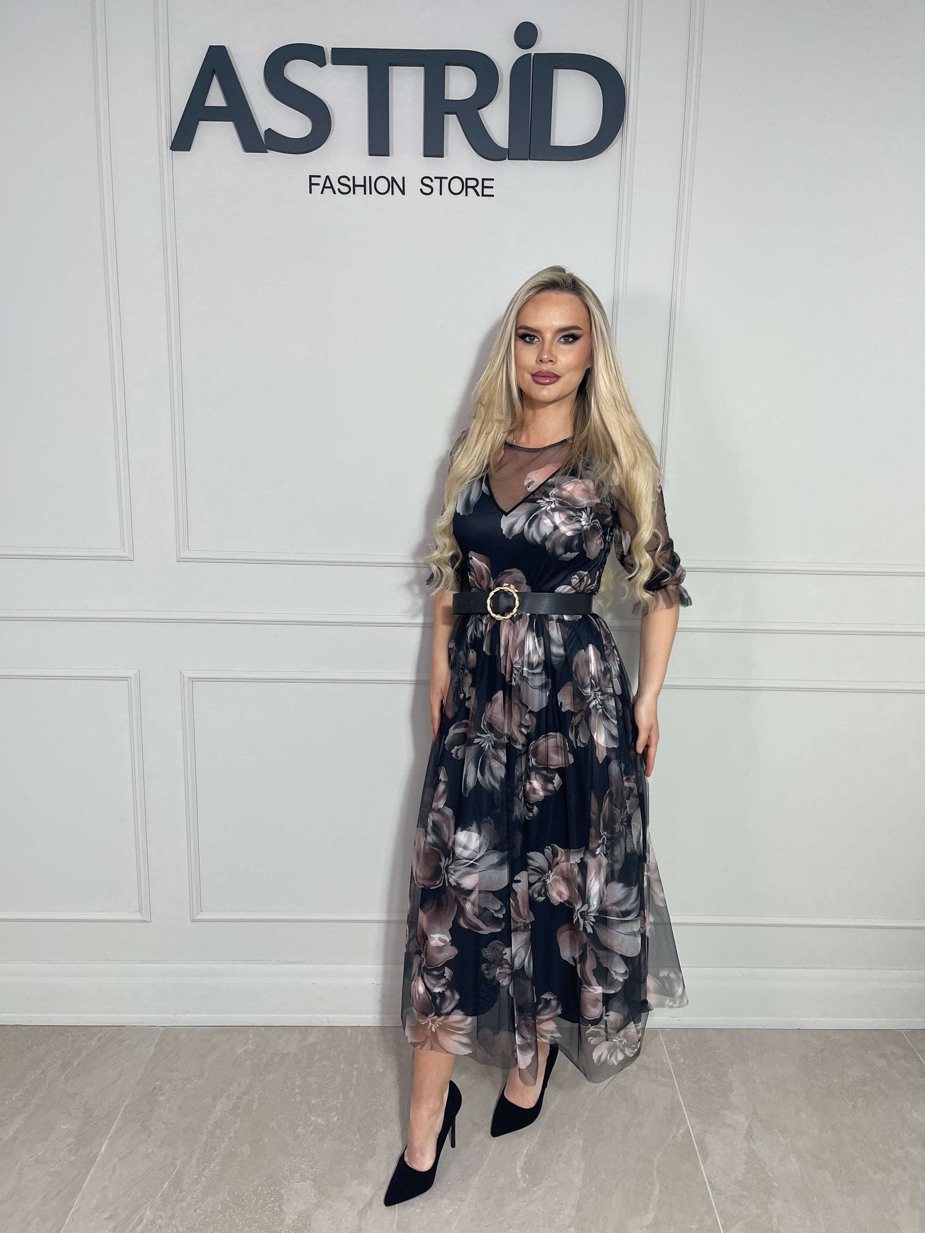 Rochie Patri midi, din voal cu imprimeu floral, cu croiala vaporoasă.