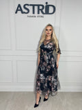 Rochie Patri midi, din voal cu imprimeu floral, cu croiala vaporoasă.
