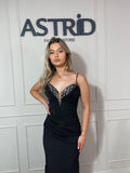 Rochie Grațiela lungă falduri în talie aplicații pietre la bust și accesorizata cu mănuși