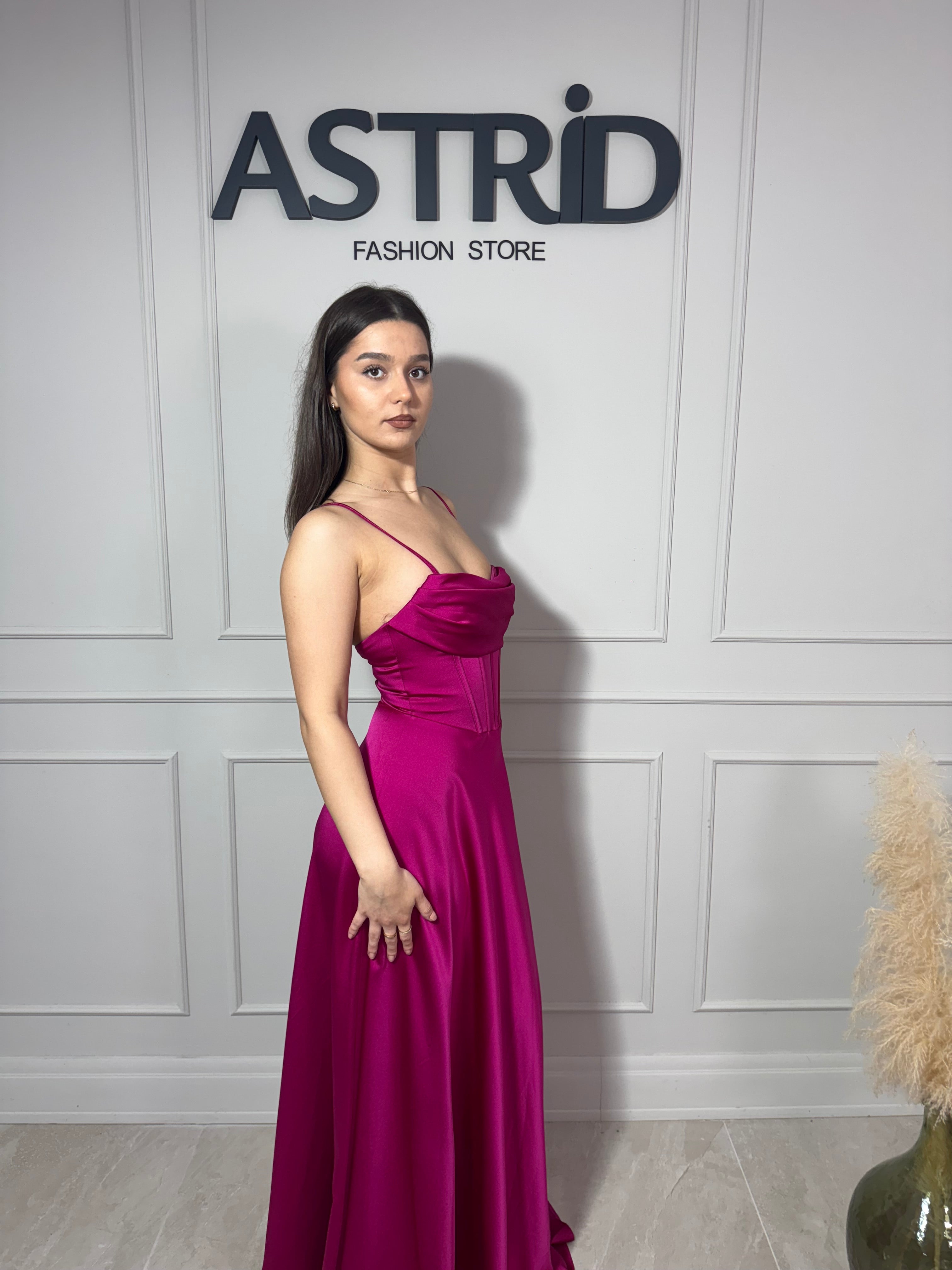 Rochie Erika lungă din satin în cloș cu corset la spate