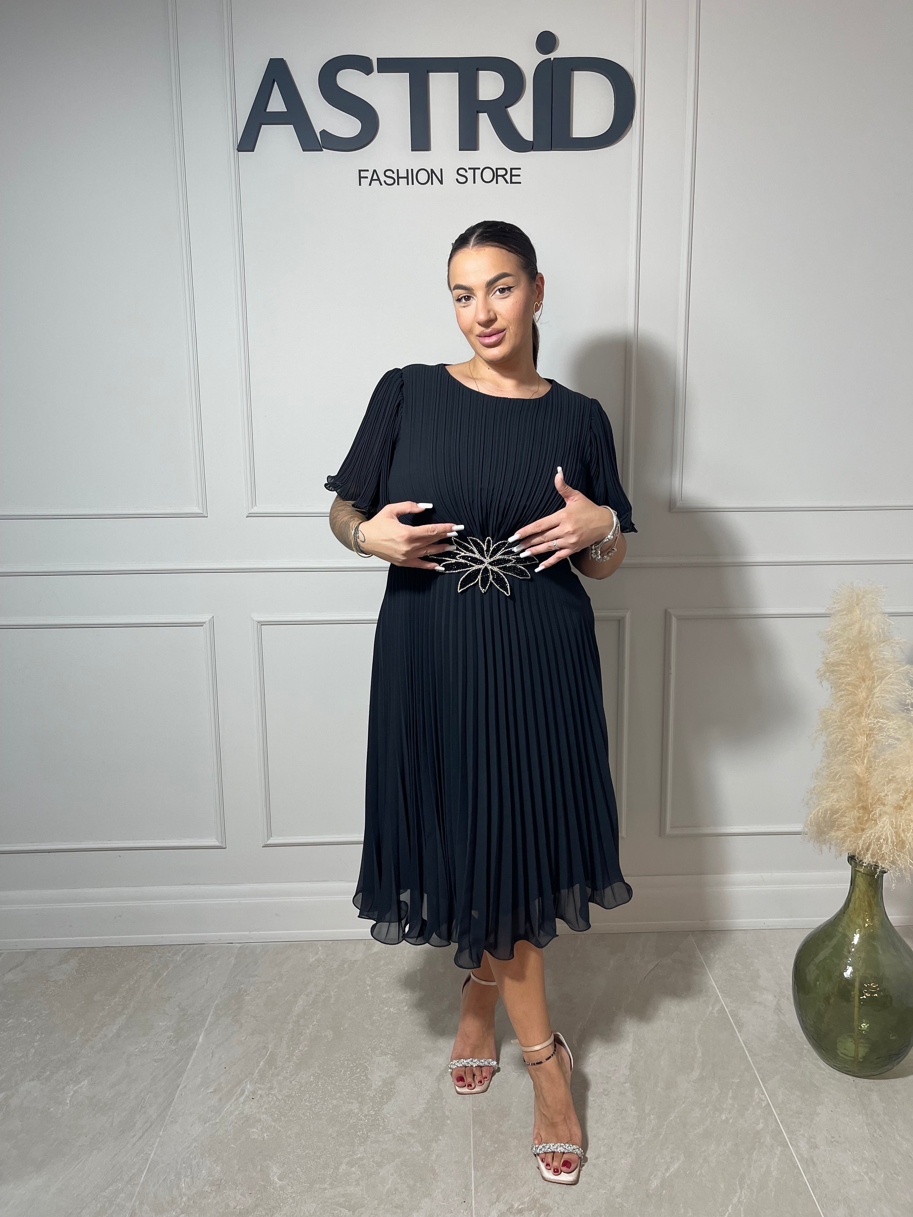 Rochie Luna plisată neagră cu mânecă clopot și pietre în talie