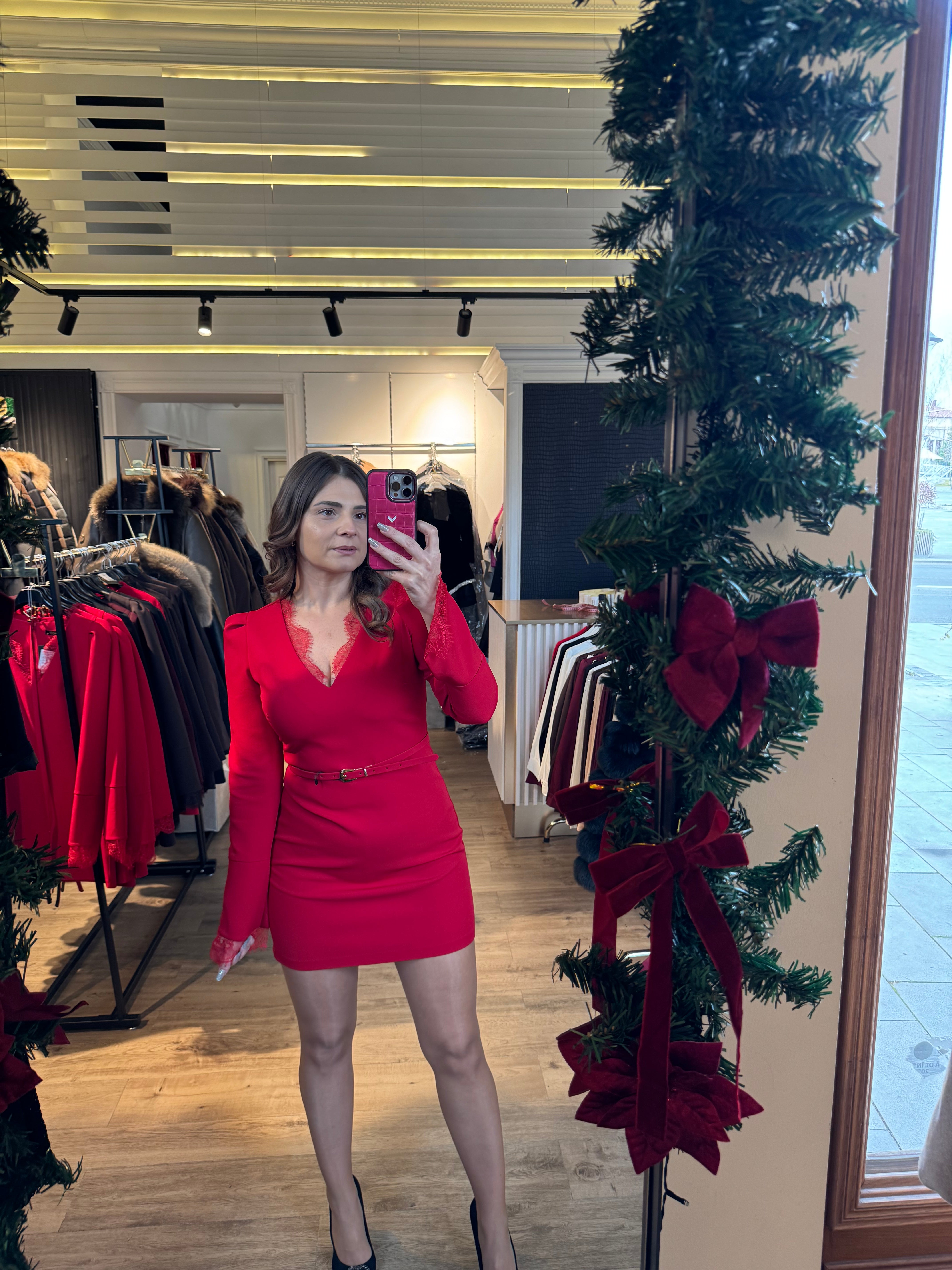 Rochie Gloria mânecă clopot și aplicații dantelă la decolteu și manșetă