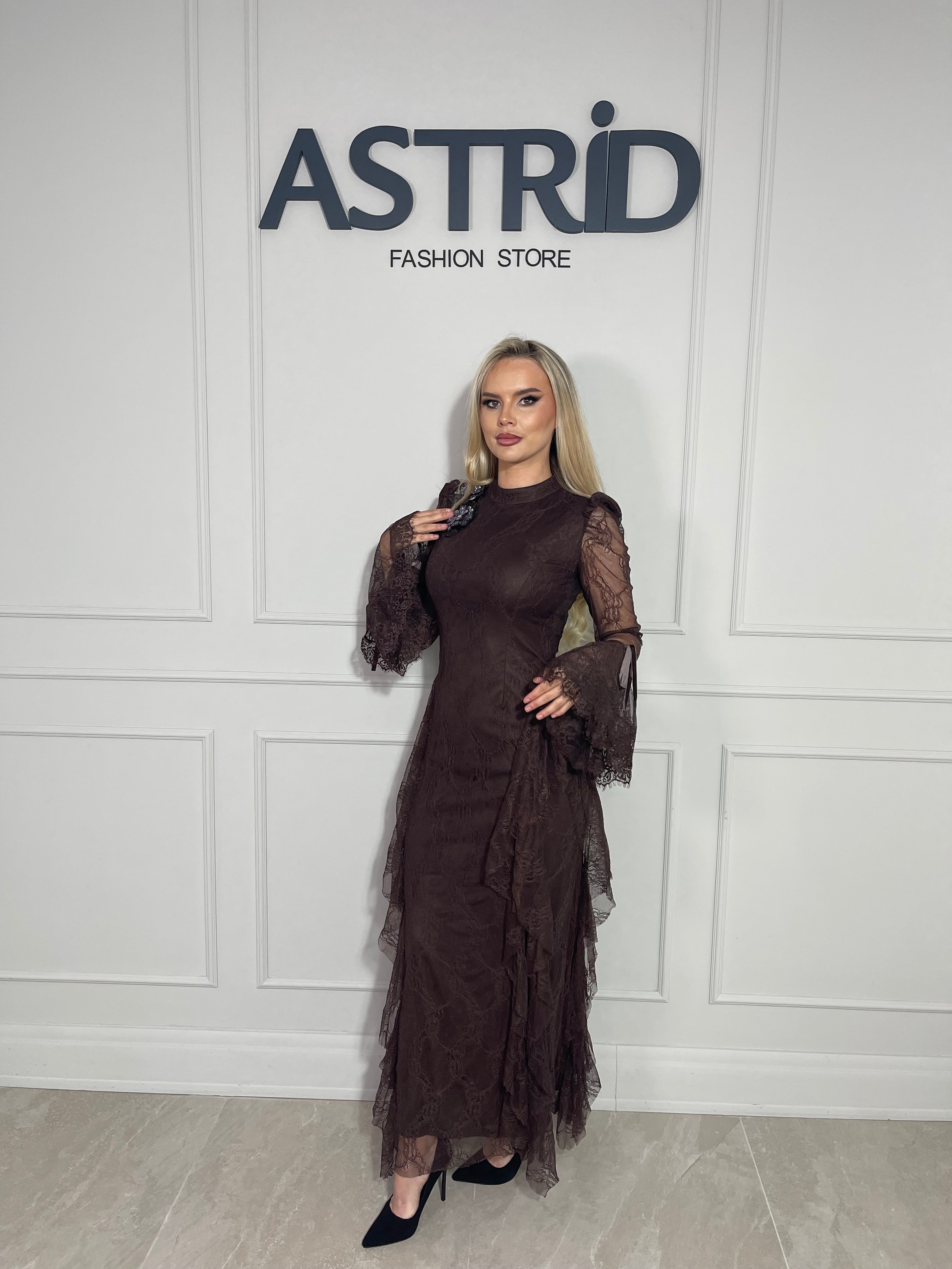 Rochie Aylin lunga din dantela cu accesorii florale la gat si maneca evazate