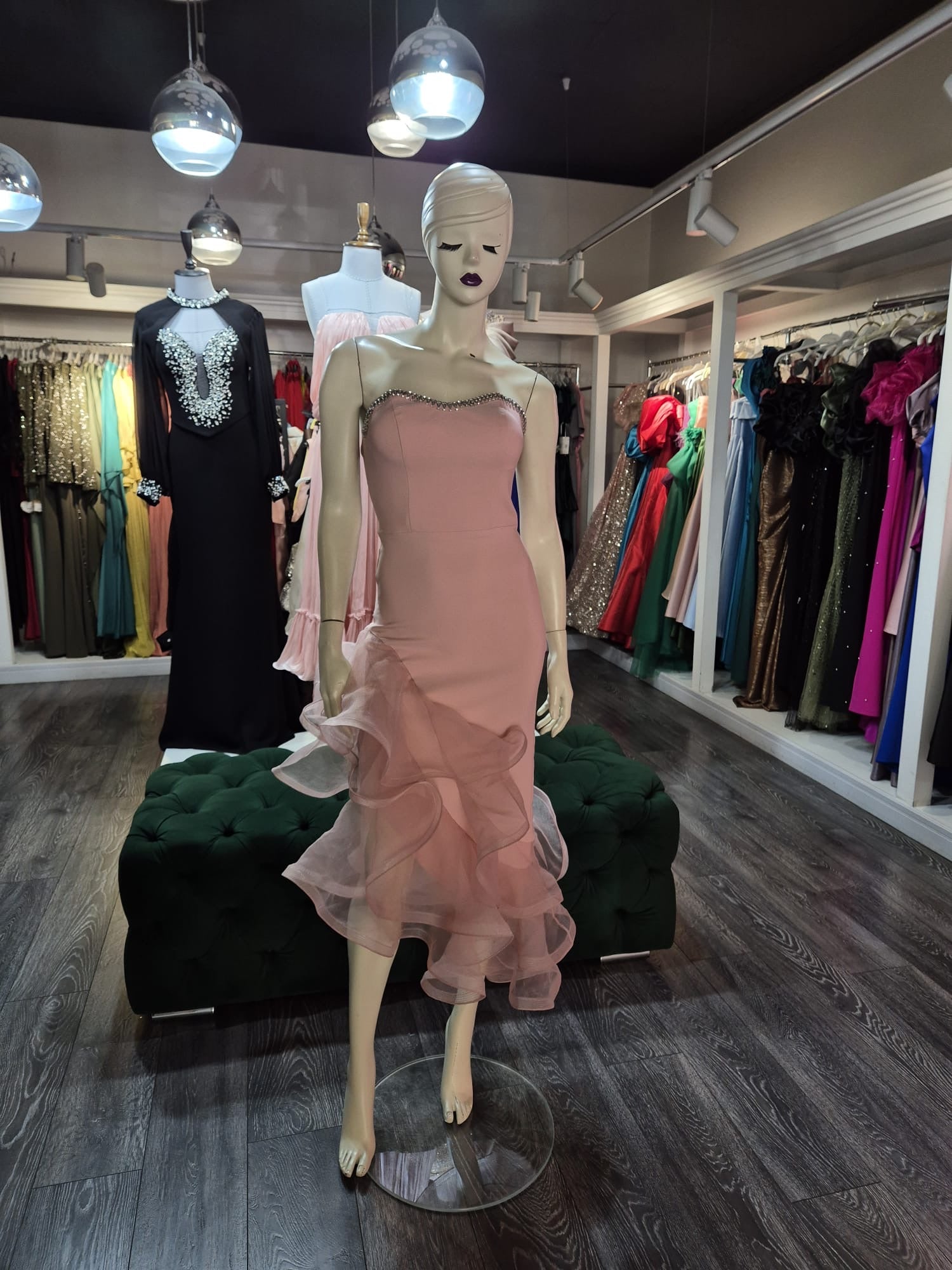 Rochie Romana midi cu volane pe picior și pietre la bust