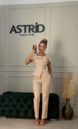 Compleu Bia format din sacou cu maneca scurta si pantalon drept