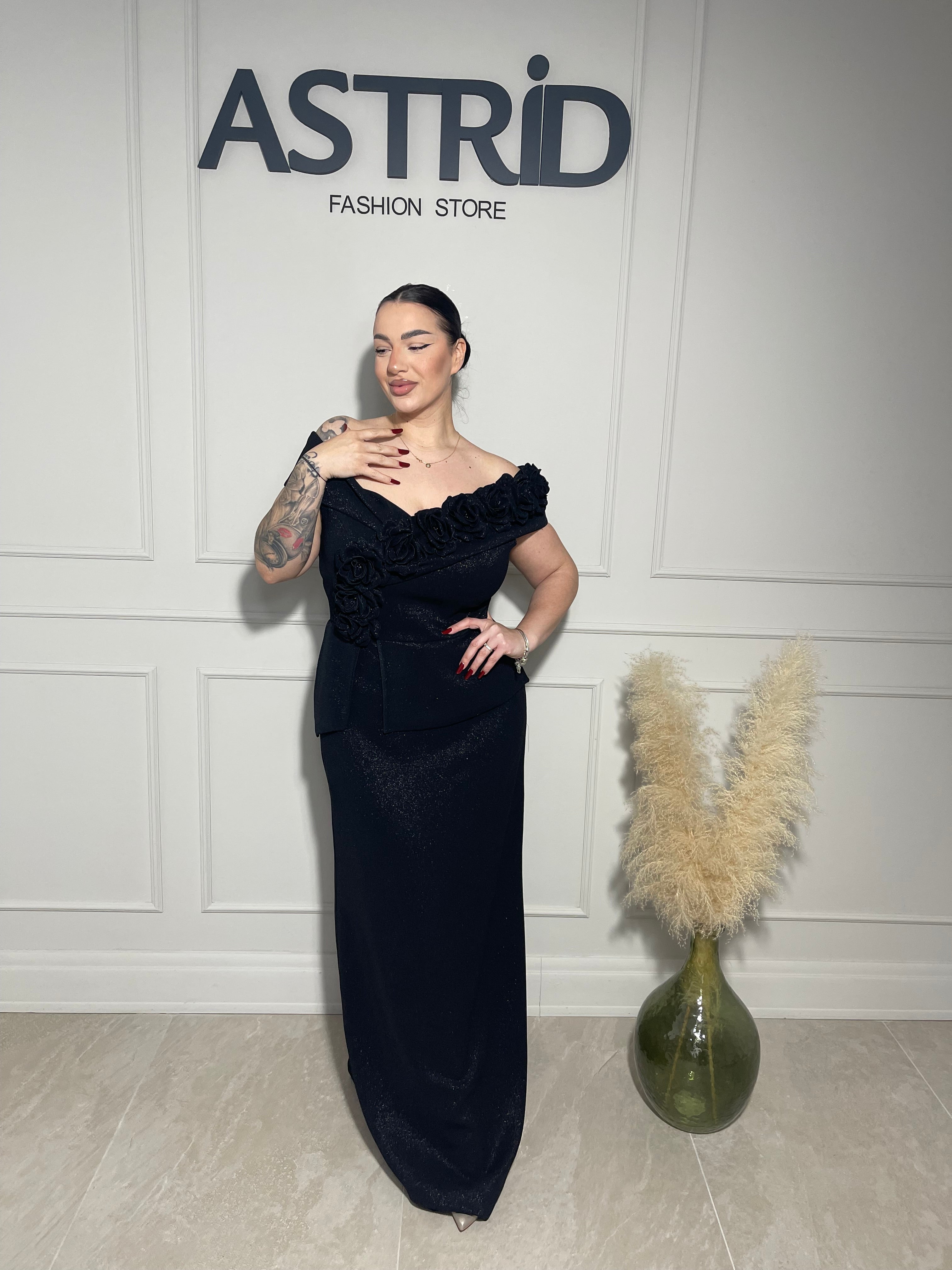 Rochie Anna neagră, elegantă cu croiala mulată ce evidențiază silueta, aplicații florale delicate.
