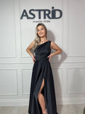 Rochie Jasmin lungă din satin pe un umăr falduri la bust și talie