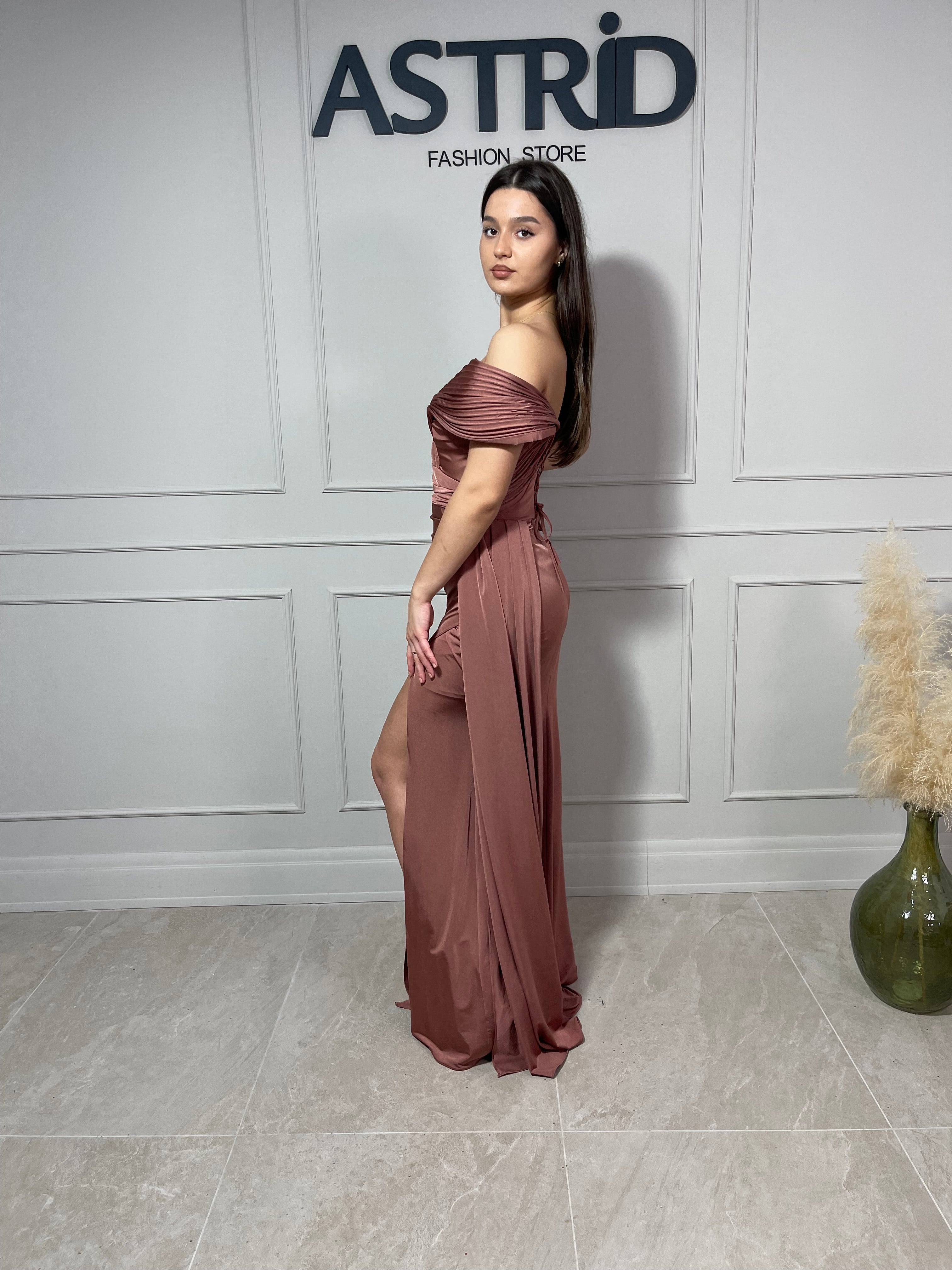 Rochie Asha lungă umeri căzuți falduri în talie și trena laterală