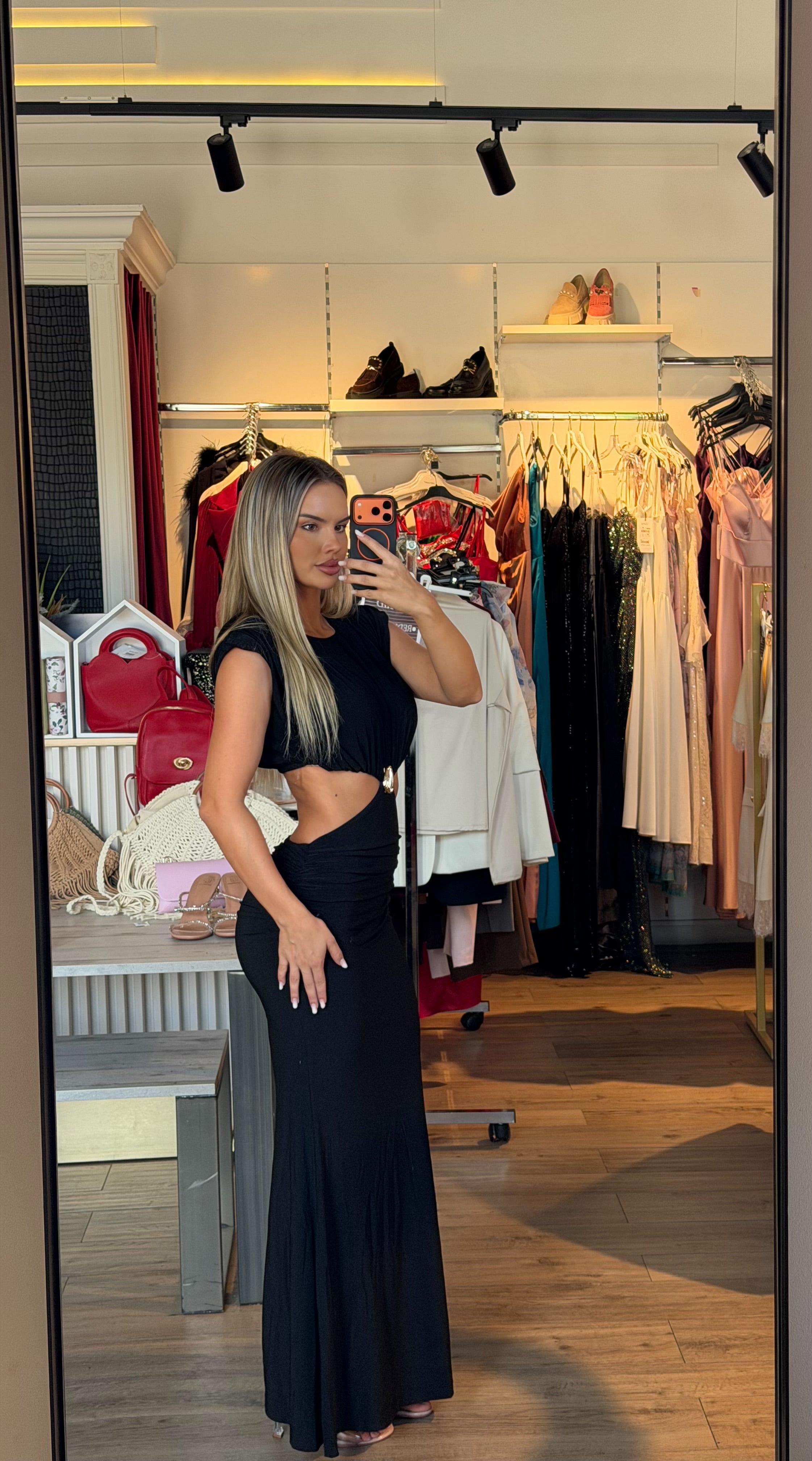 Rochie Aleina lunga cu decupaj lateral si accesoriu auriu in talie