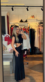 Rochie Aleina lunga cu decupaj lateral si accesoriu auriu in talie