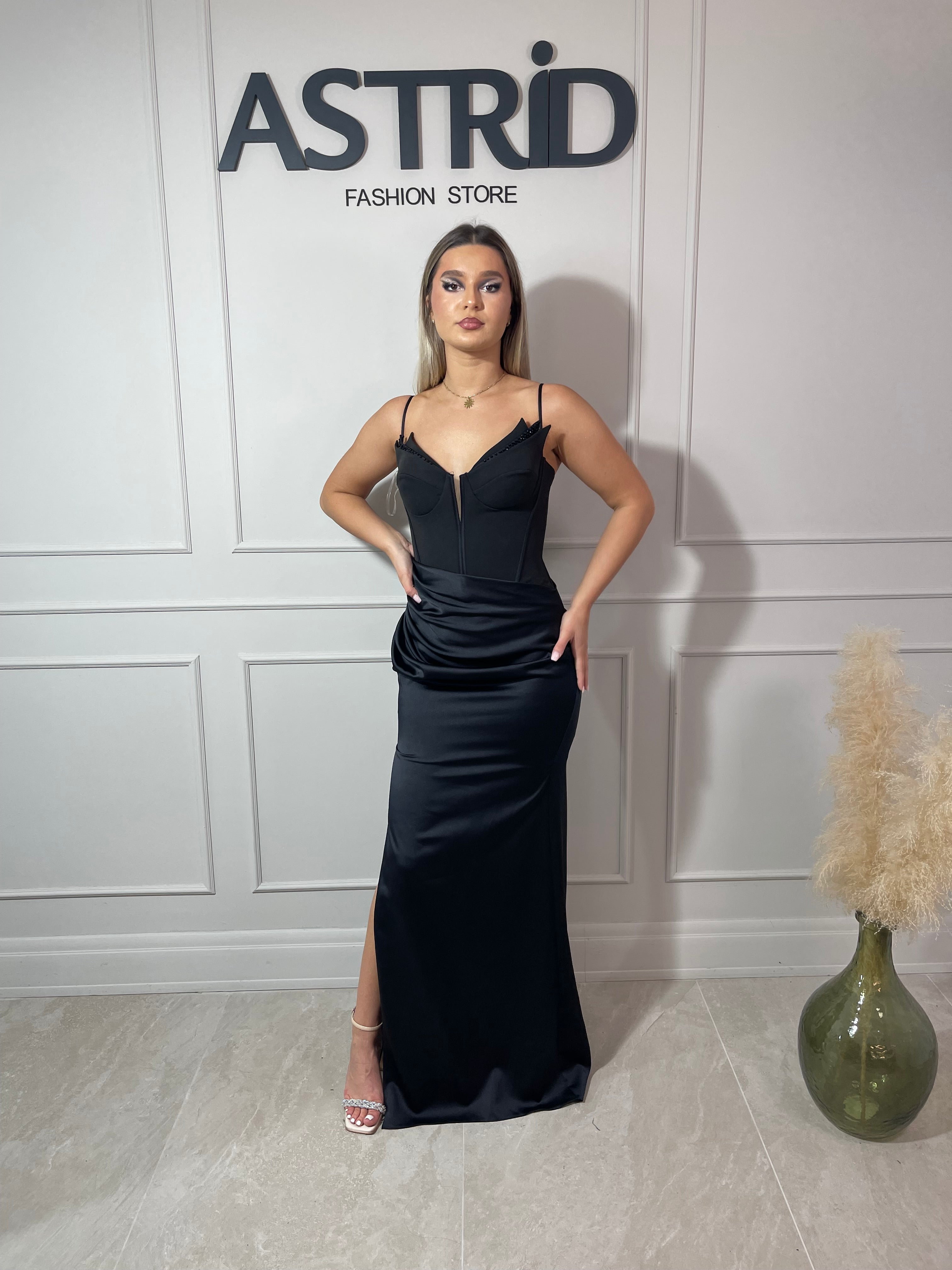Rochie Sofia lungă din satin cupe cu mărgeluțe și bretele subțiri