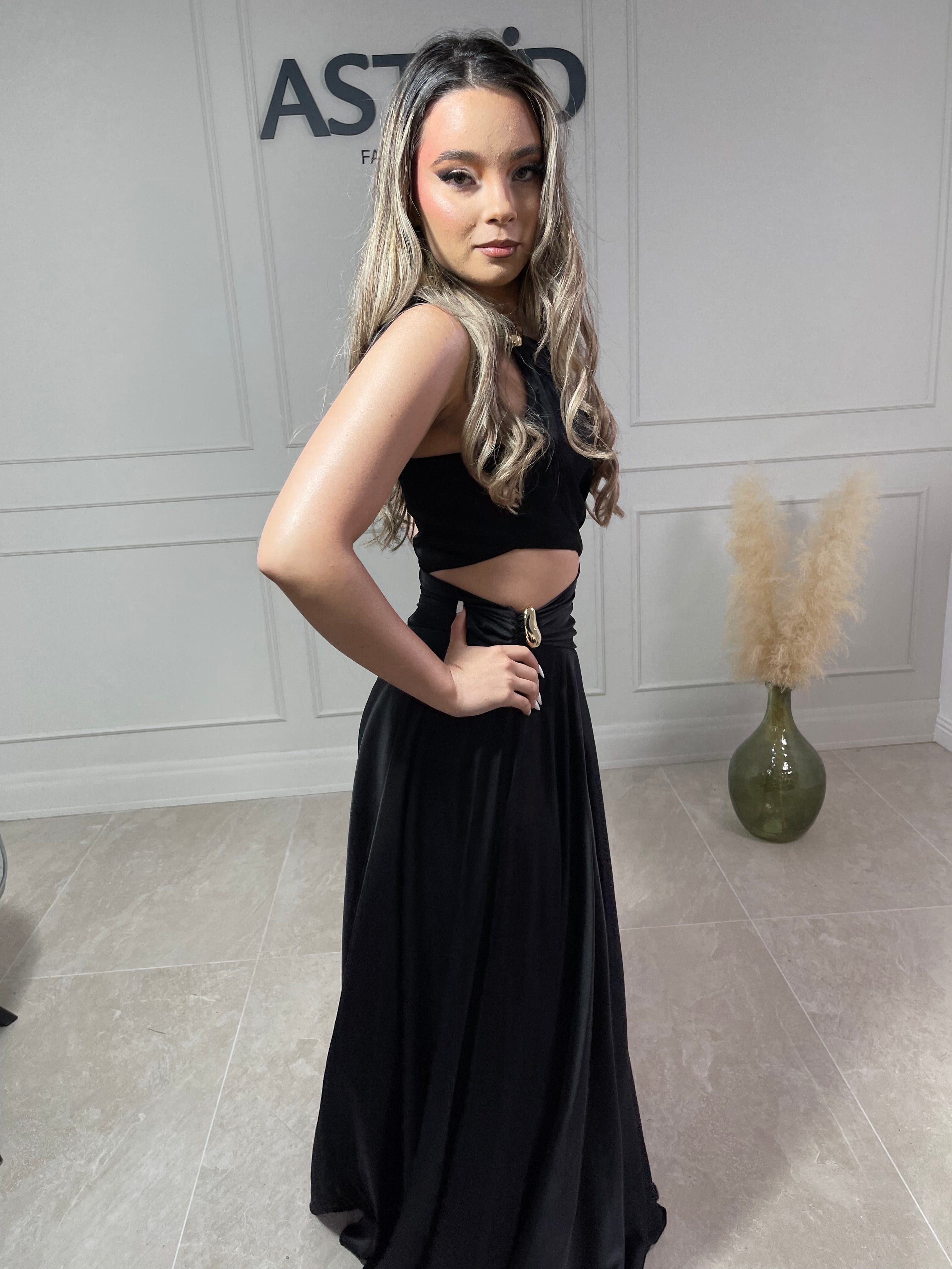 Rochie Wendy lungă din satin pe un umăr decupaj talie și accesoriu auriu