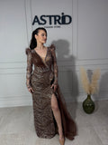 Rochie Scarlett lungă pe corp cu mânecă lungă aplicații sclipici și pietre trenă laterală